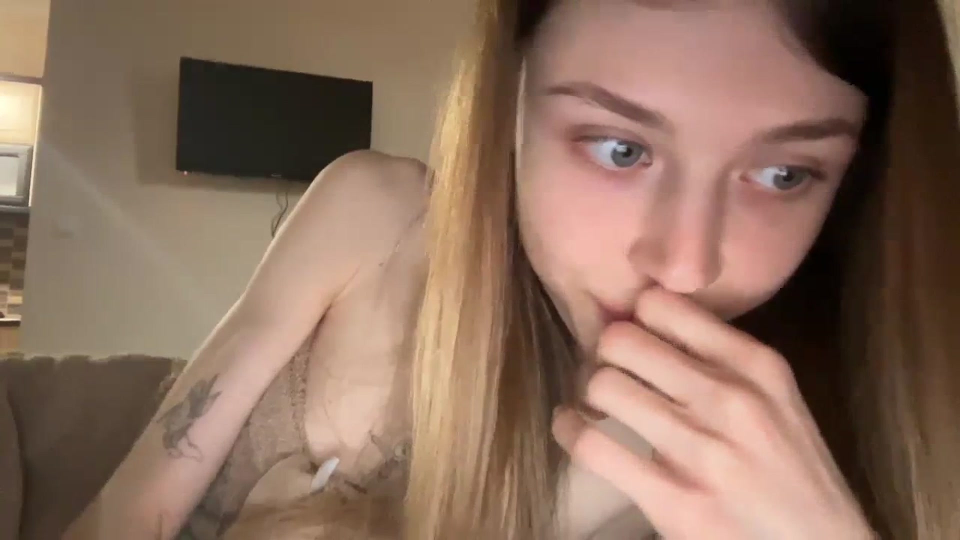 Gallery image thumbnail from Coconut_dream's myfreecams stream on, 12/19/2023, 07:20 image 19 of 20