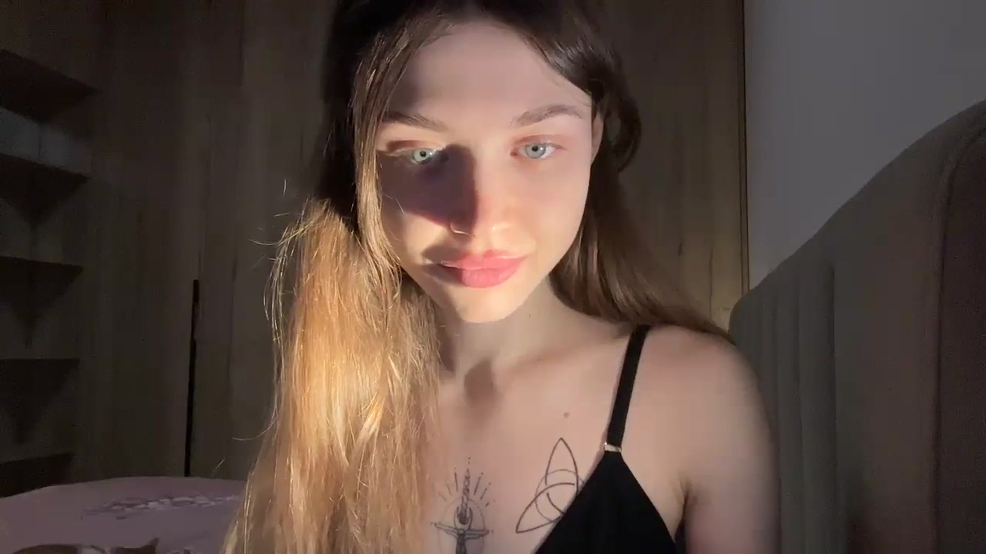 Gallery image thumbnail from Coconut_dream's myfreecams stream on, 01/24/2024, 20:17 image 3 of 20