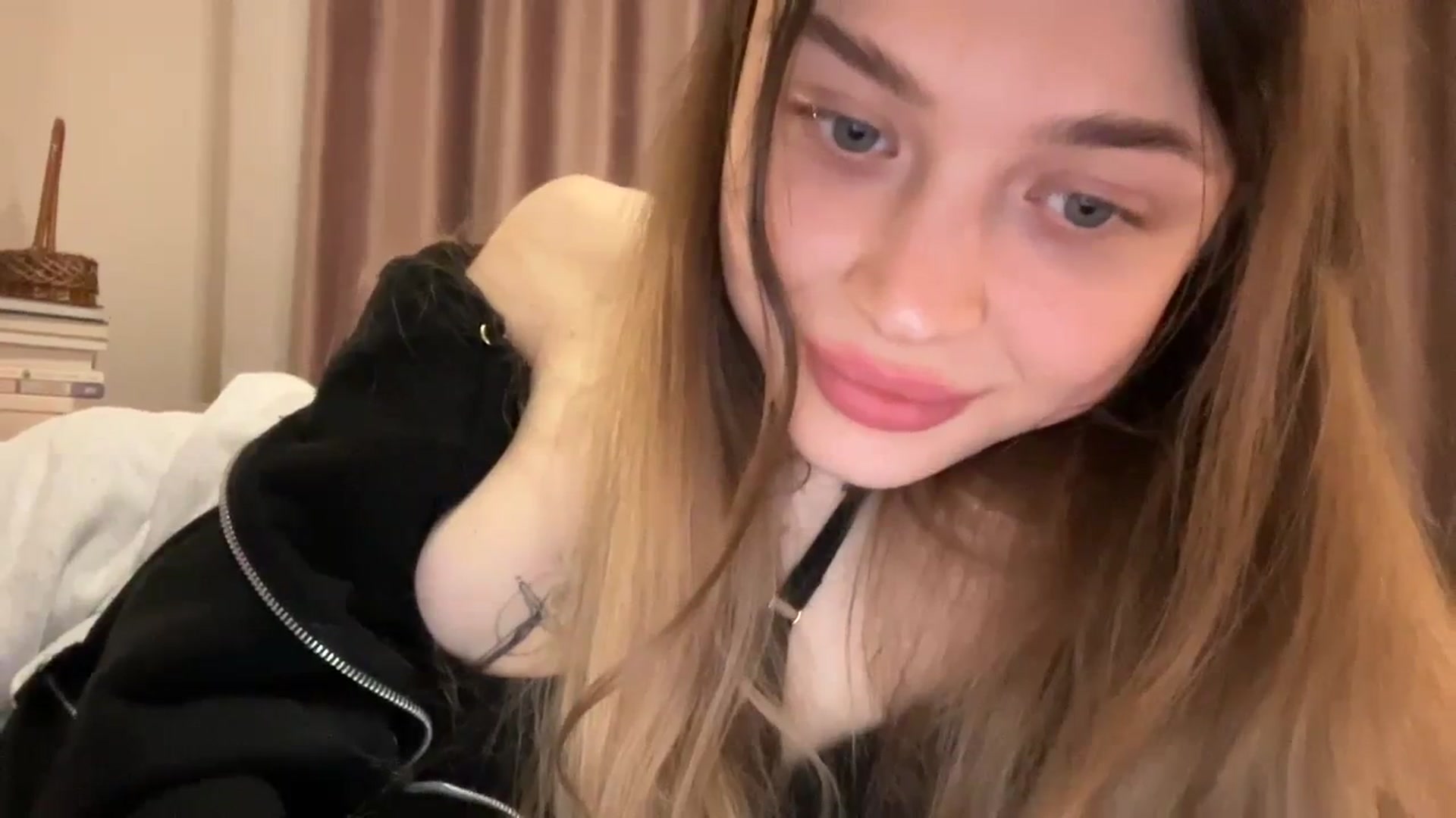 Gallery image thumbnail from Coconut_dream's myfreecams stream on, 01/24/2024, 21:02 image 6 of 20