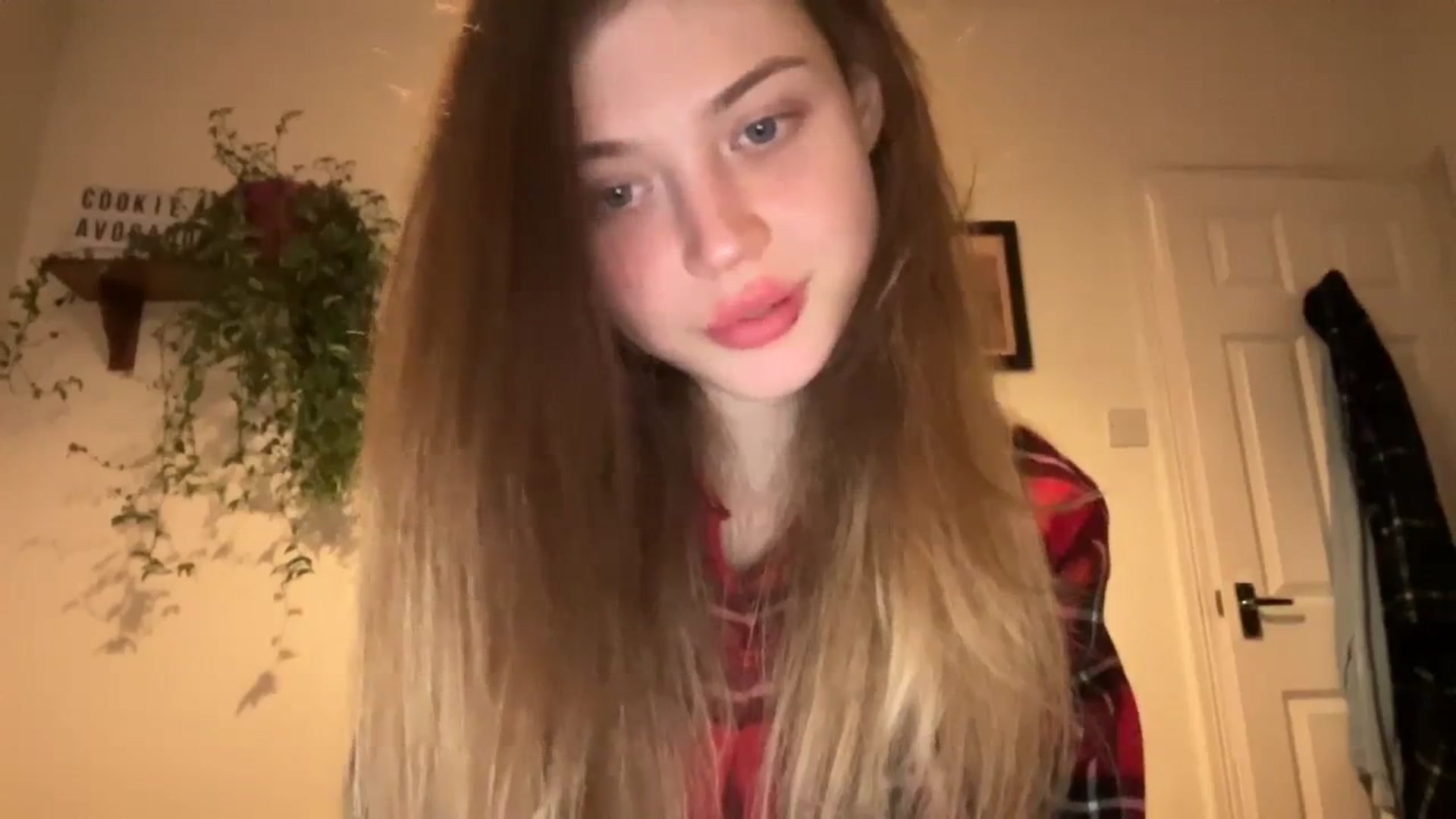 Gallery image thumbnail from Coconut_dream's myfreecams stream on, 03/11/2024, 21:32 image 6 of 20