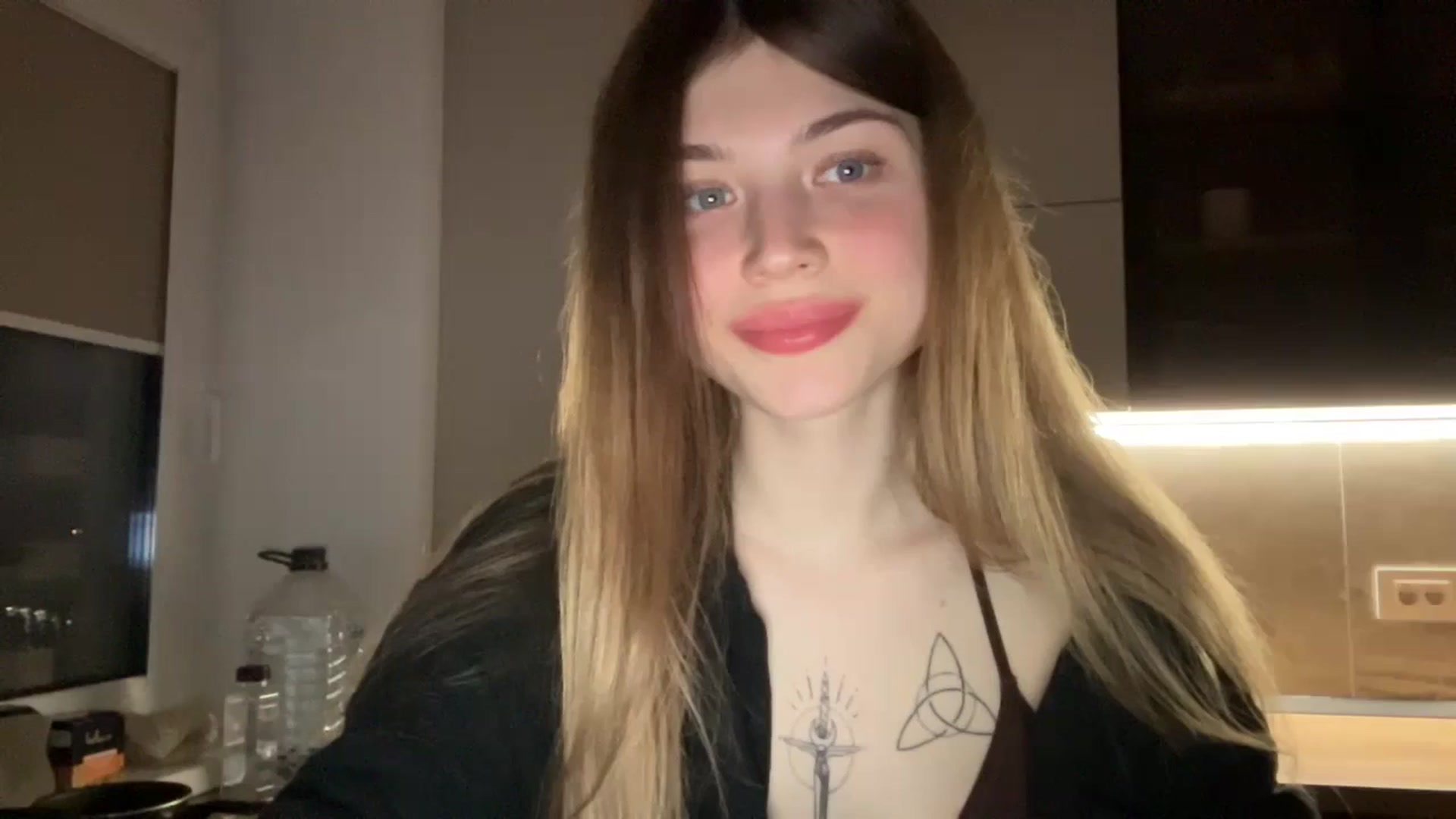 Gallery image thumbnail from Coconut_dream's myfreecams stream on, 04/22/2024, 21:07 image 4 of 20