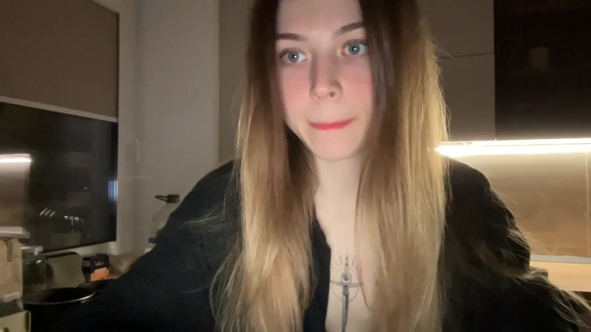 Gallery image thumbnail from Coconut_dream's myfreecams stream on, 04/22/2024, 21:07 image 12 of 20