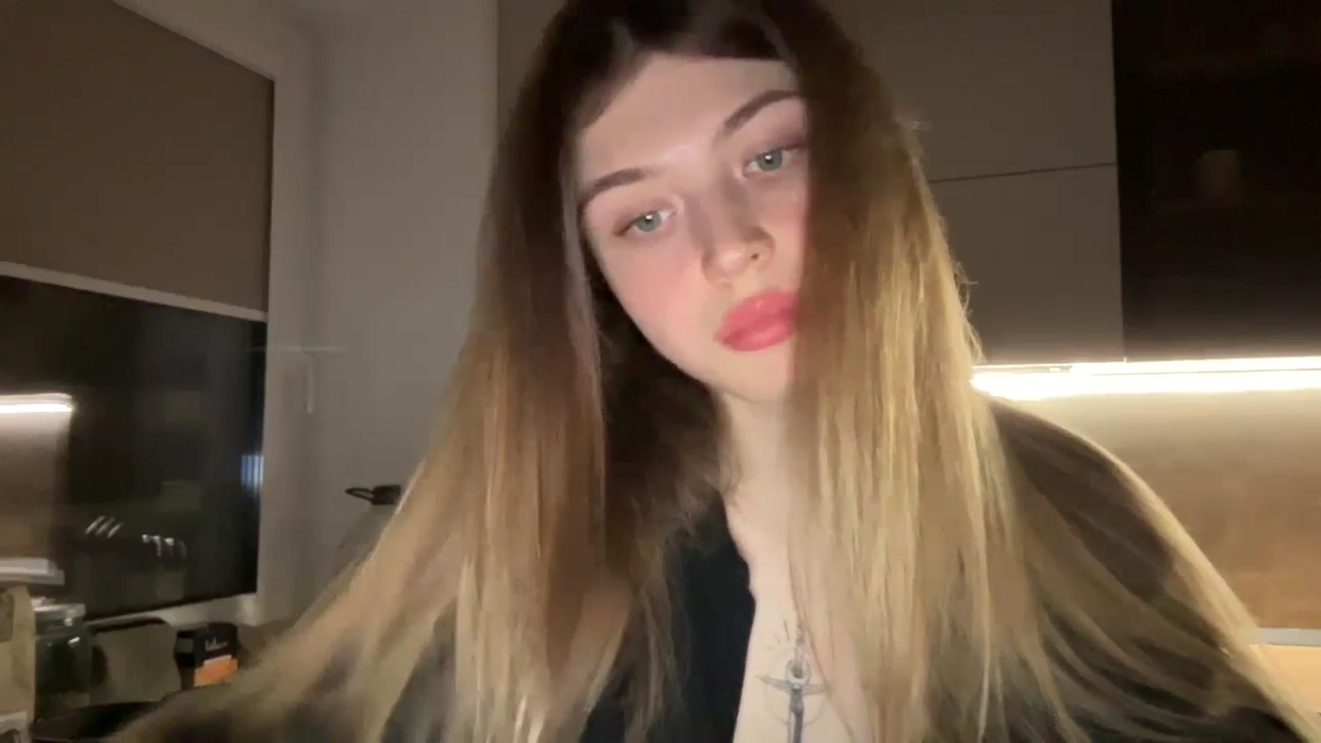 Gallery image thumbnail from Coconut_dream's myfreecams stream on, 04/22/2024, 21:07 image 14 of 20