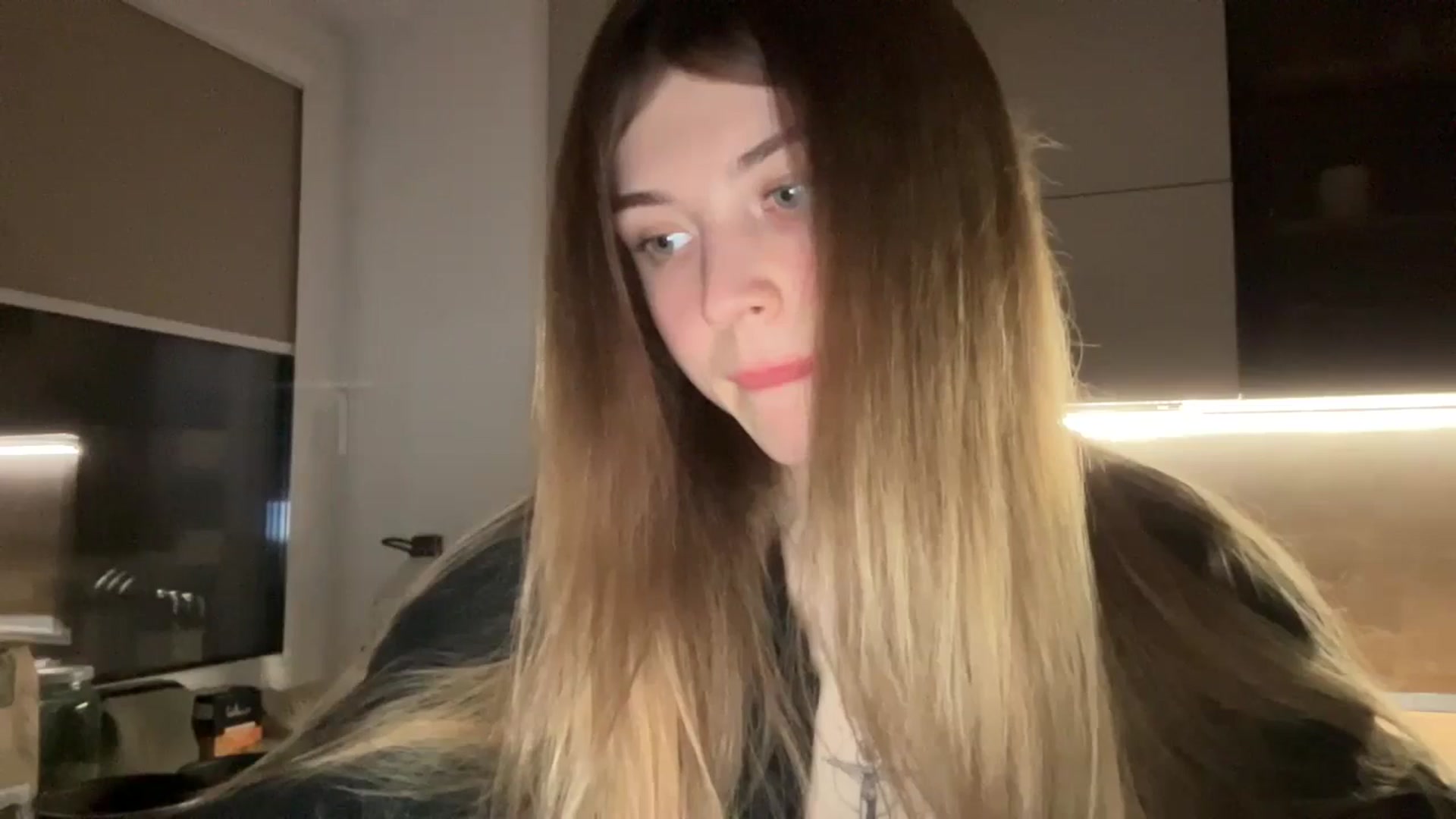 Gallery image thumbnail from Coconut_dream's myfreecams stream on, 04/22/2024, 21:07 image 15 of 20