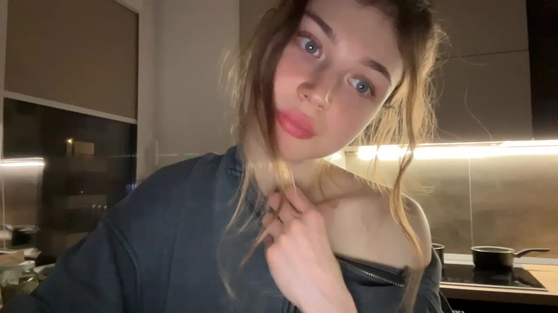 Gallery image thumbnail from Coconut_dream's myfreecams stream on, 04/25/2024, 21:44 image 11 of 20