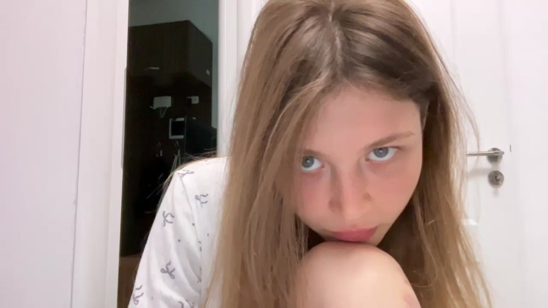 Gallery image thumbnail from Coconut_dream's myfreecams stream on, 08/01/2024, 10:25 image 11 of 20
