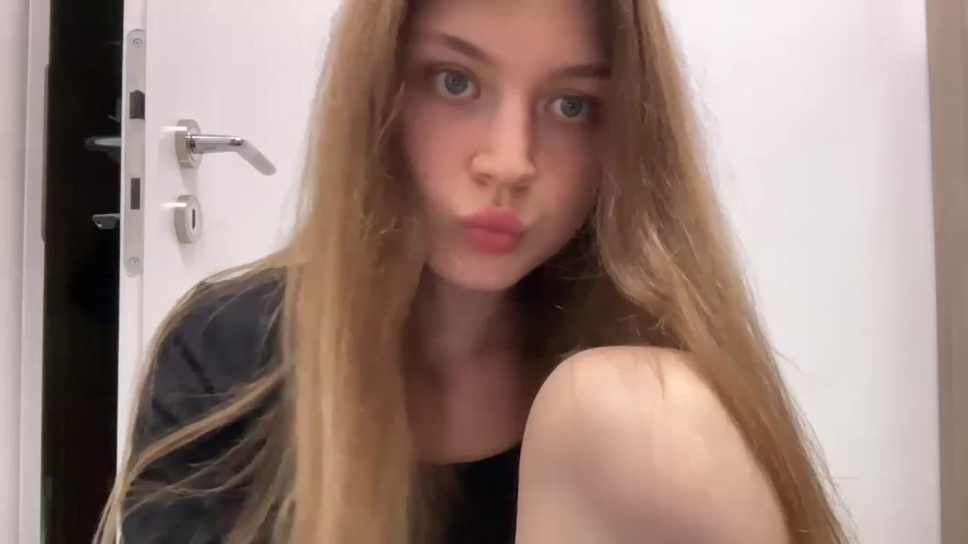 Gallery image thumbnail from Coconut_dream's myfreecams stream on, 08/04/2024, 17:32 image 16 of 20