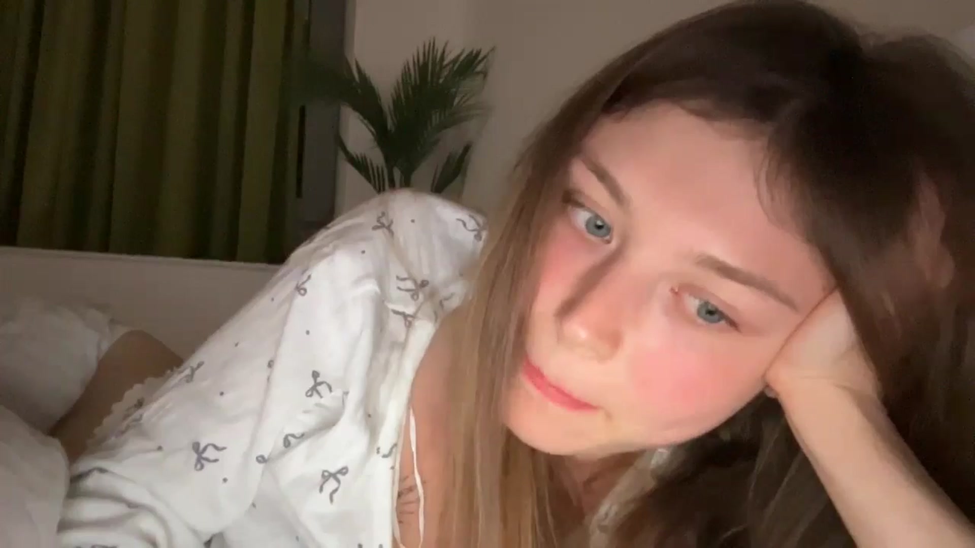 Gallery image thumbnail from Coconut_dream's myfreecams stream on, 08/05/2024, 20:17 image 12 of 20