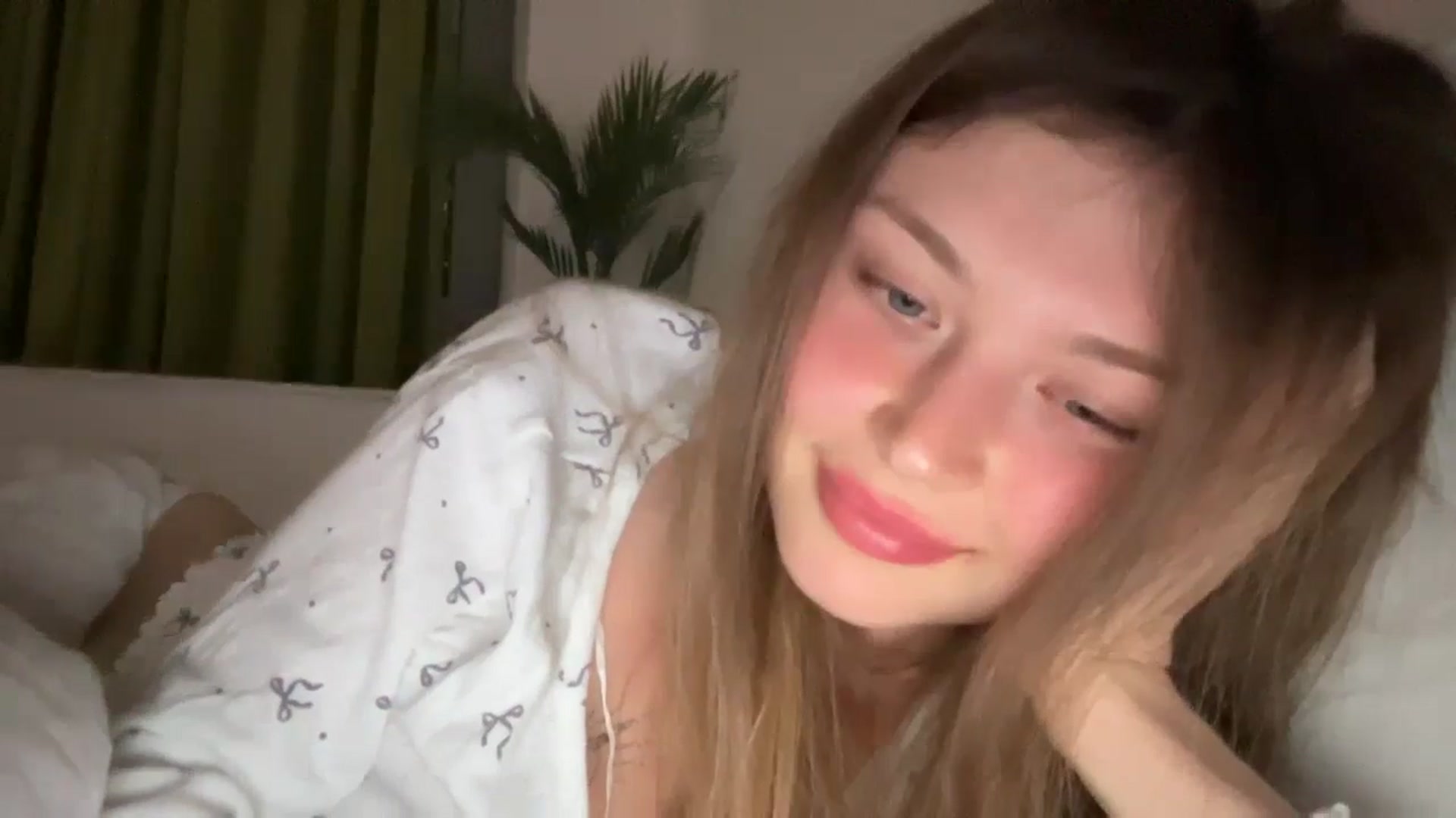 Gallery image thumbnail from Coconut_dream's myfreecams stream on, 08/05/2024, 20:17 image 9 of 20