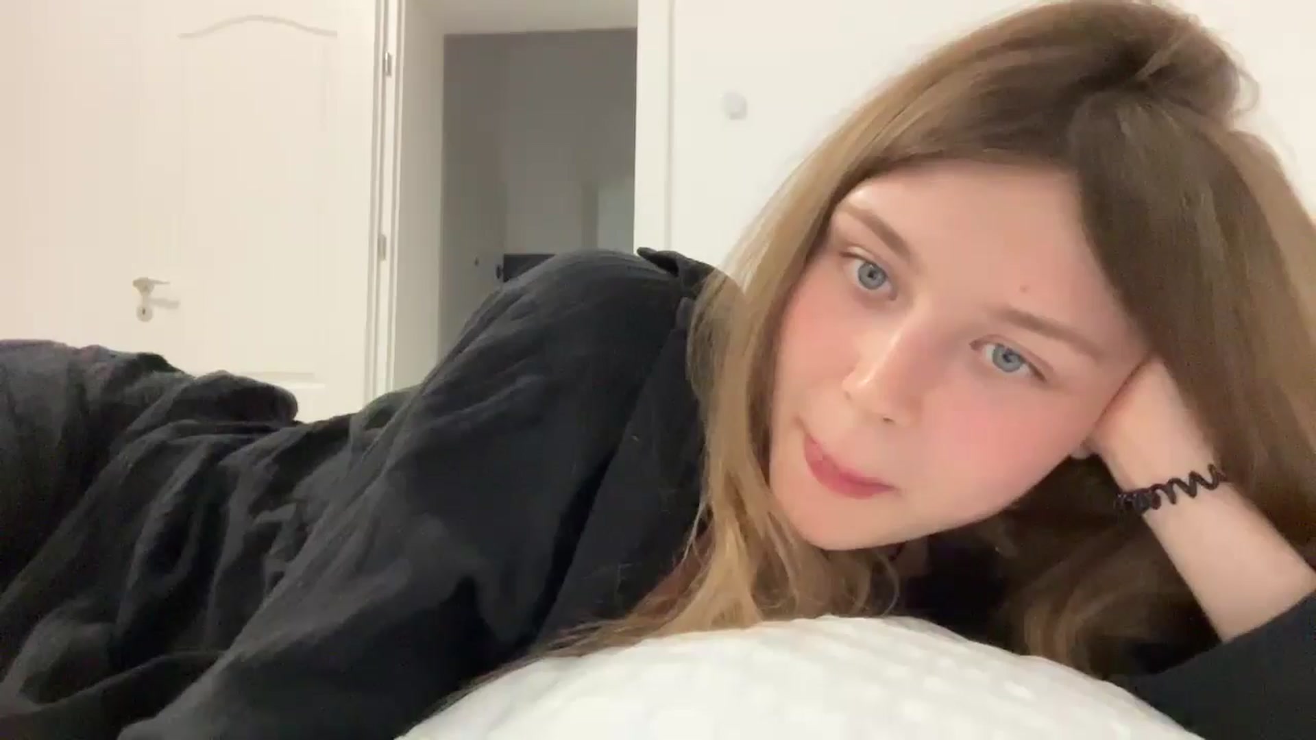 Gallery image thumbnail from Coconut_dream's myfreecams stream on, 08/24/2024, 21:15 image 18 of 20