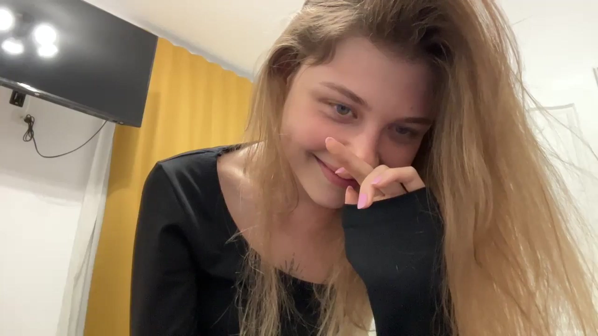 Gallery image thumbnail from Coconut_dream's myfreecams stream on, 08/25/2024, 19:34 image 7 of 20