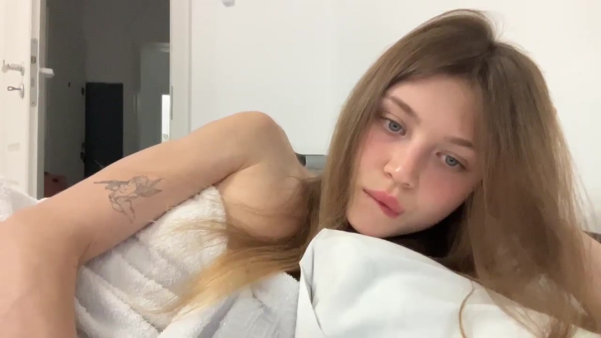 Gallery image thumbnail from Coconut_dream's myfreecams stream on, 09/01/2024, 20:42 image 15 of 20