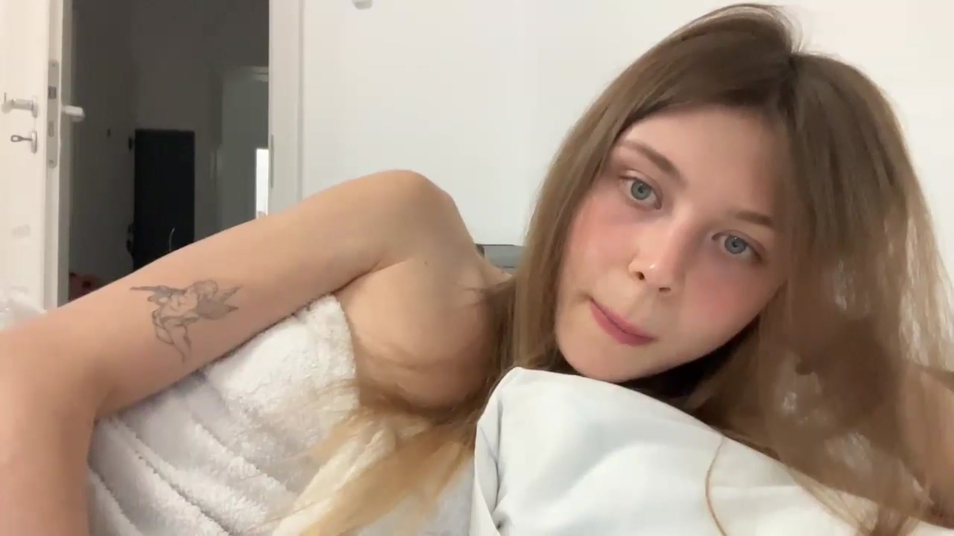 Gallery image thumbnail from Coconut_dream's myfreecams stream on, 09/01/2024, 20:42 image 17 of 20