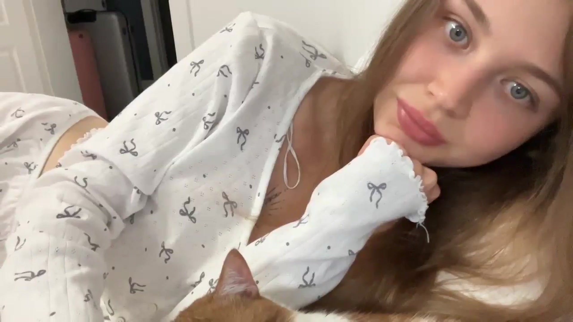 Gallery image thumbnail from Coconut_dream's myfreecams stream on, 09/03/2024, 20:39 image 13 of 20