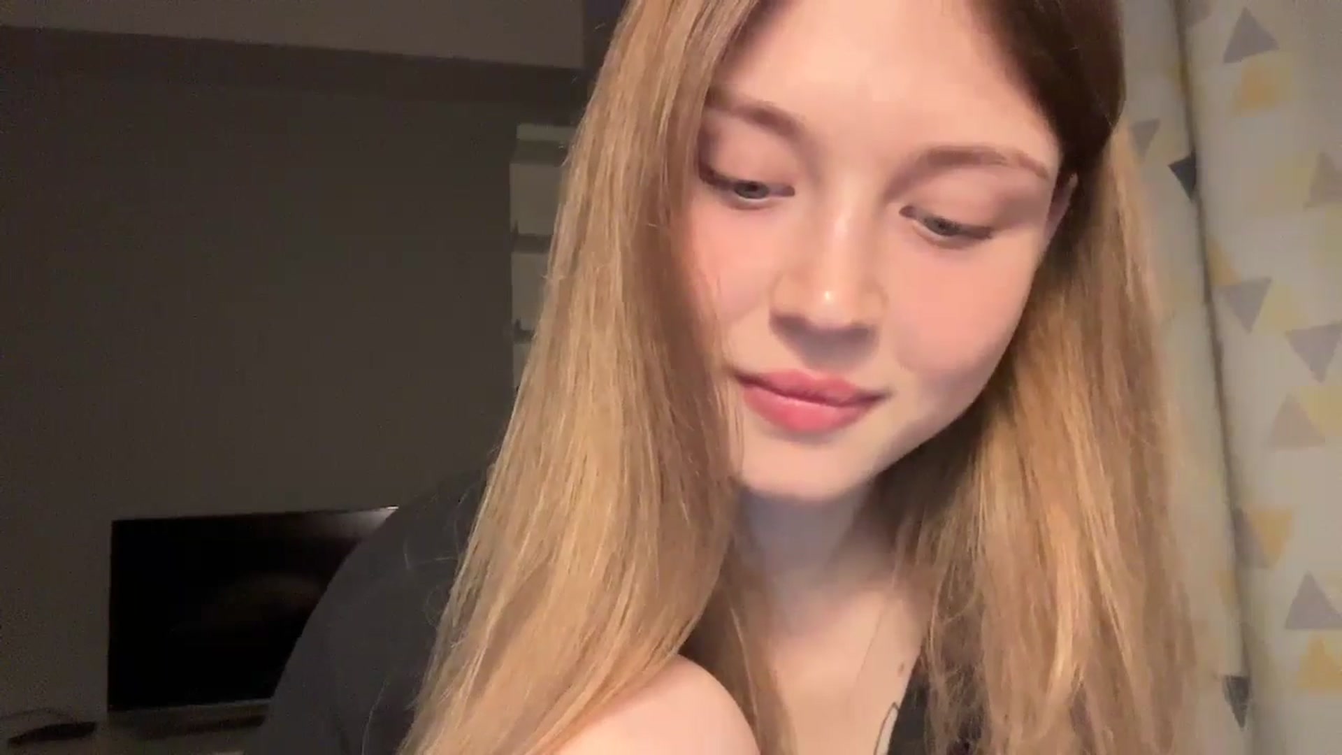 Gallery image thumbnail from Coconut_dream's myfreecams stream on, 10/17/2024, 21:21 image 3 of 20