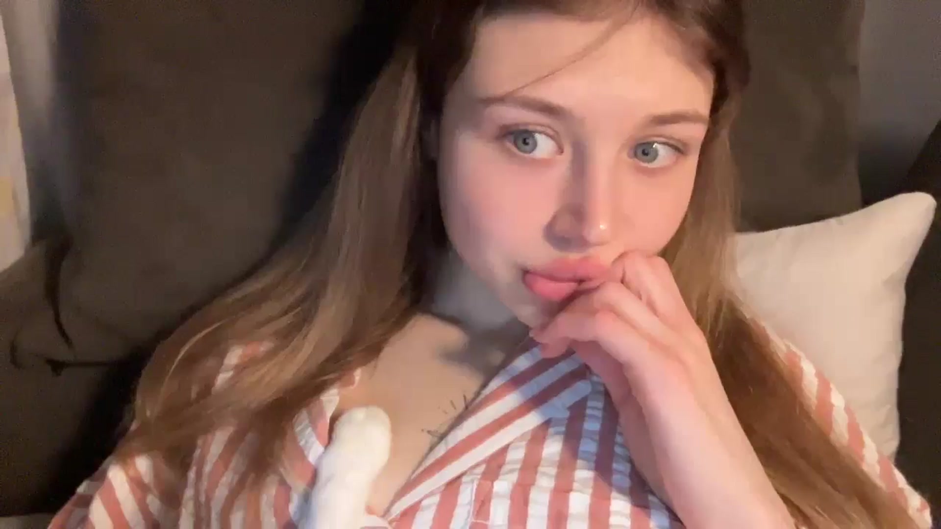 Gallery image thumbnail from Coconut_dream's myfreecams stream on, 11/21/2024, 19:52 image 14 of 20