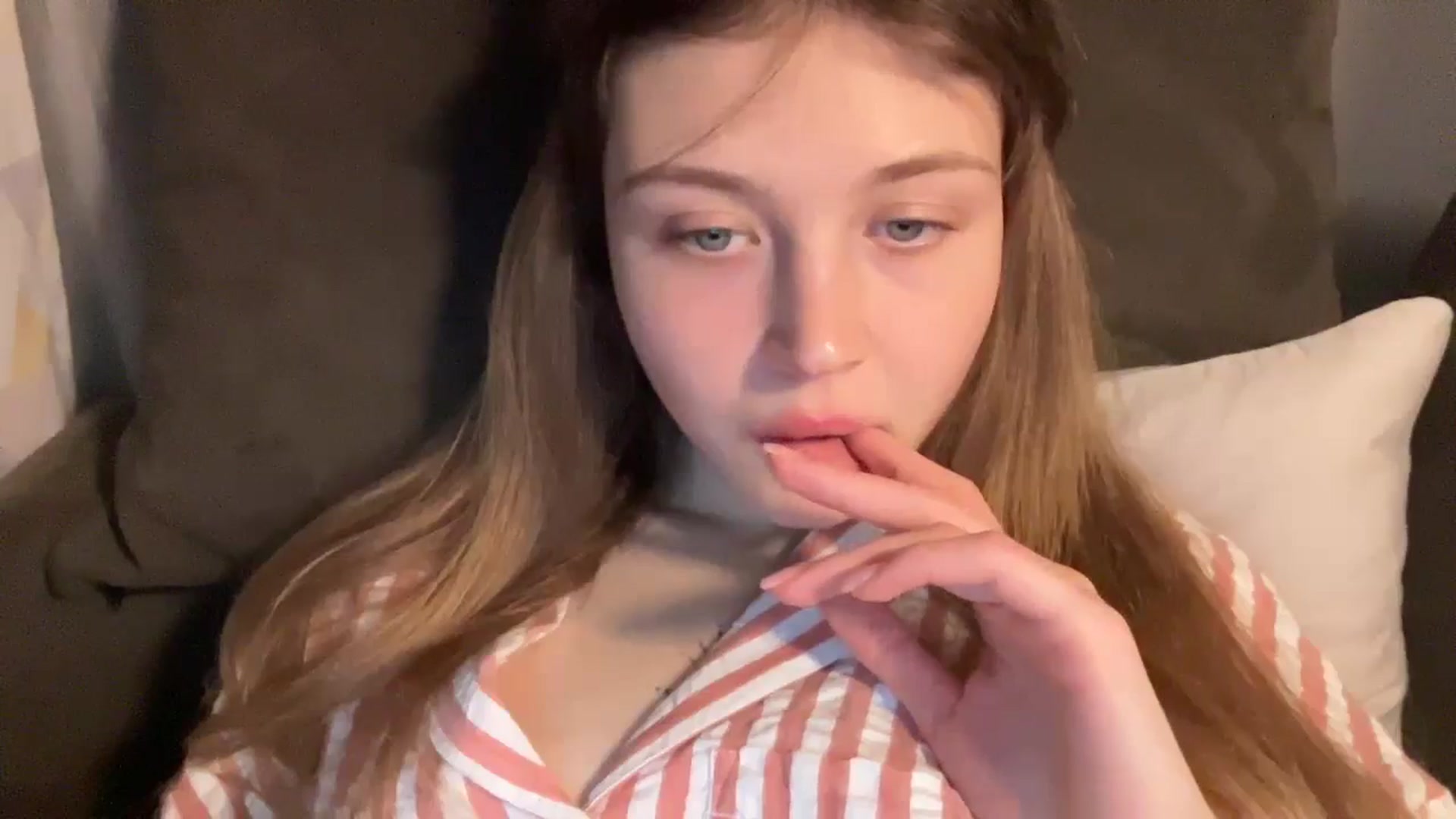 Gallery image thumbnail from Coconut_dream's myfreecams stream on, 11/21/2024, 19:52 image 15 of 20