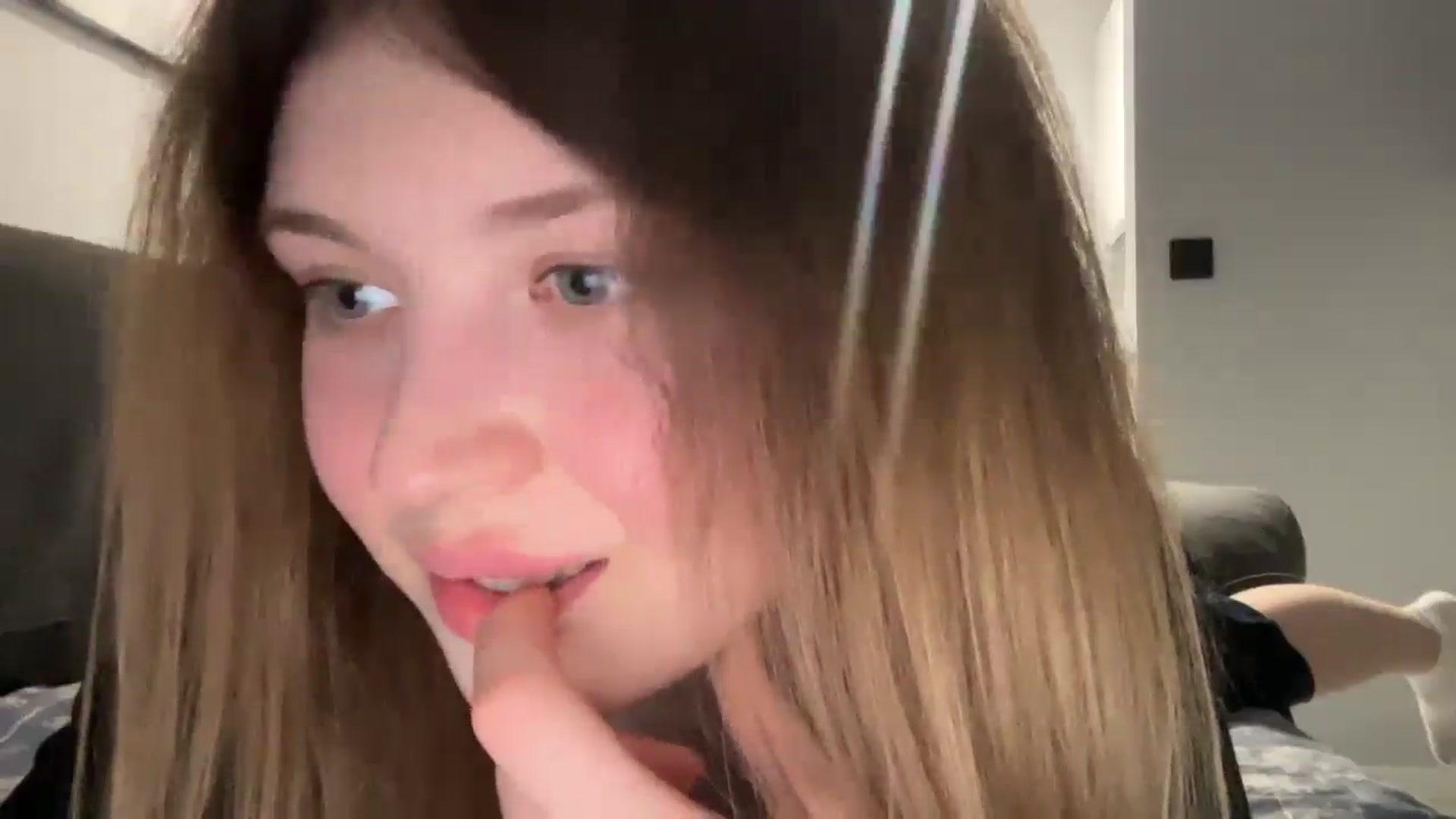 Gallery image thumbnail from Coconut_dream's myfreecams stream on, 05/19/2025, 22:32 image 4 of 20