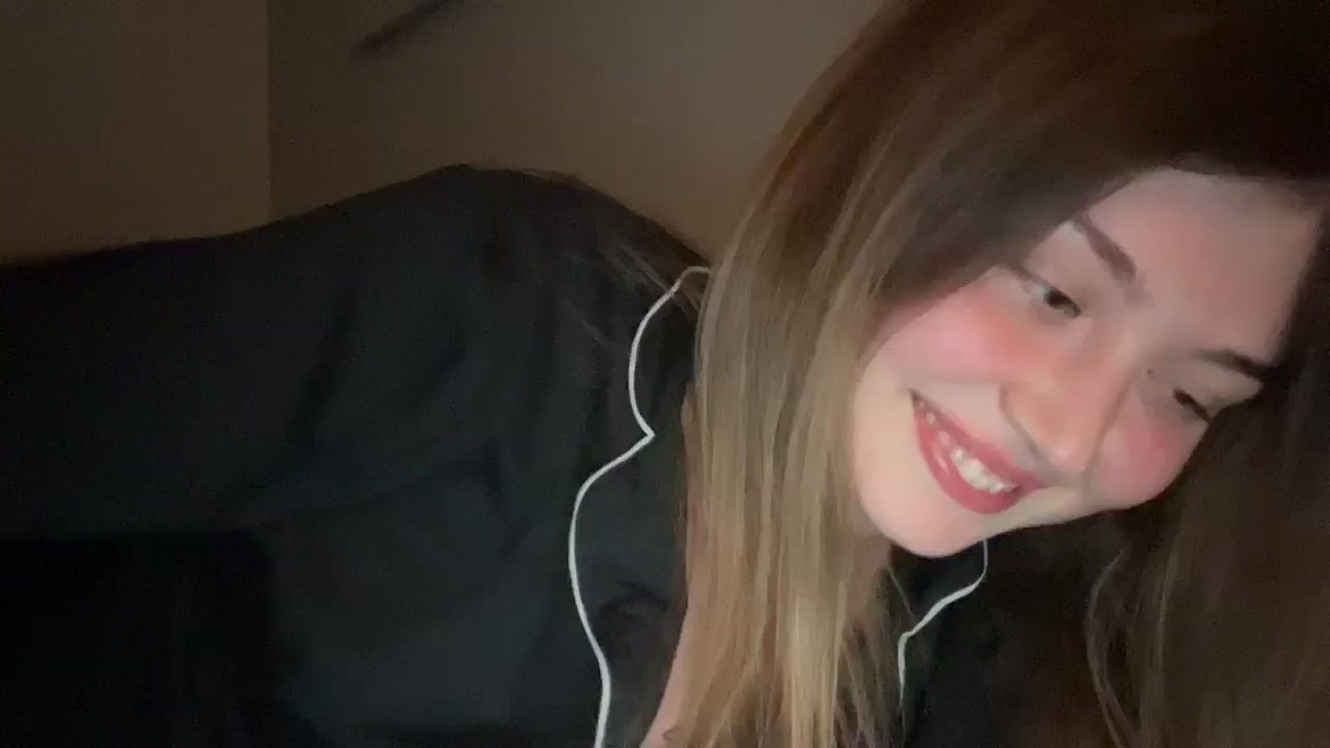 Gallery image thumbnail from Coconut_dream's myfreecams stream on, 05/26/2025, 24:02 image 9 of 20