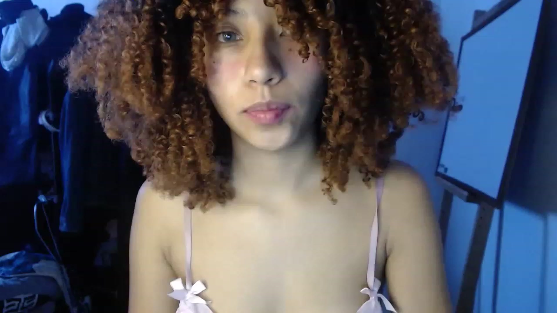 Gallery image thumbnail from Cofewithmilk's myfreecams stream on, 02/11/2023, 17:25 image 10 of 20