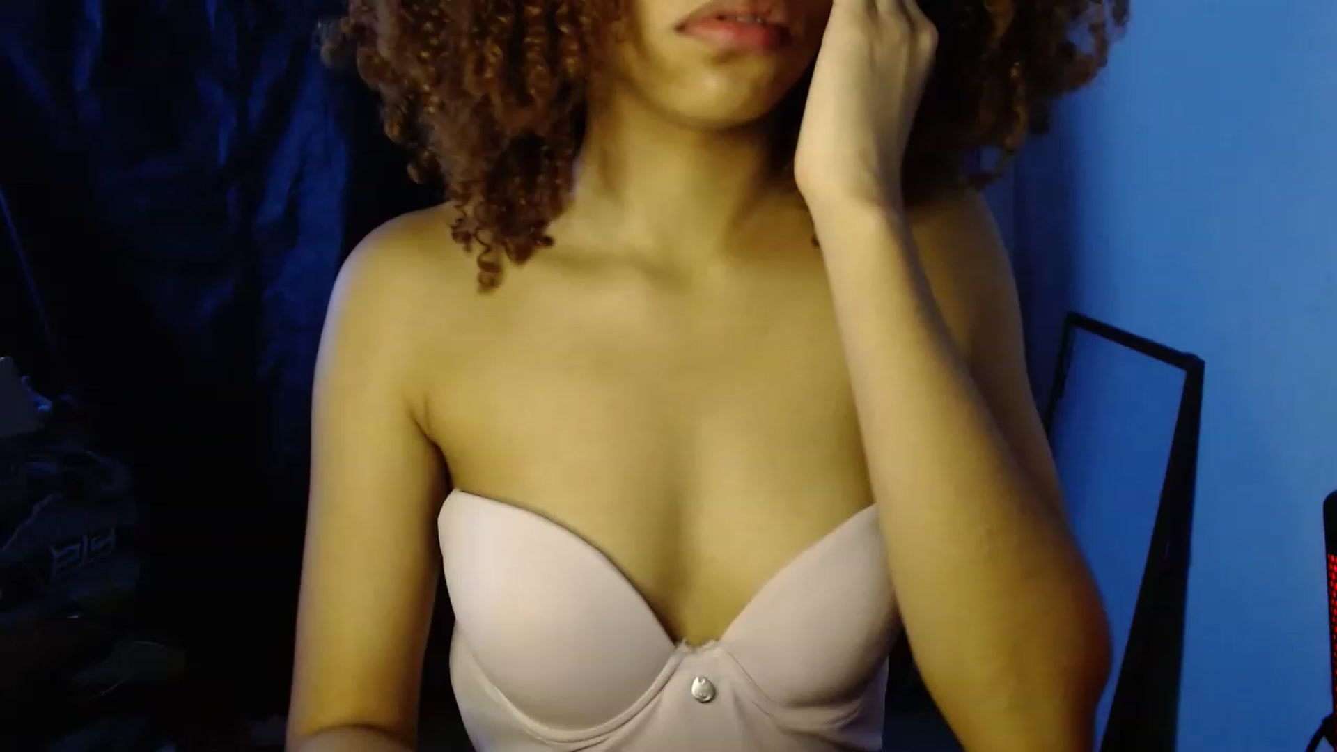 Gallery image thumbnail from Cofewithmilk's myfreecams stream on, 02/23/2023, 15:04 image 10 of 20