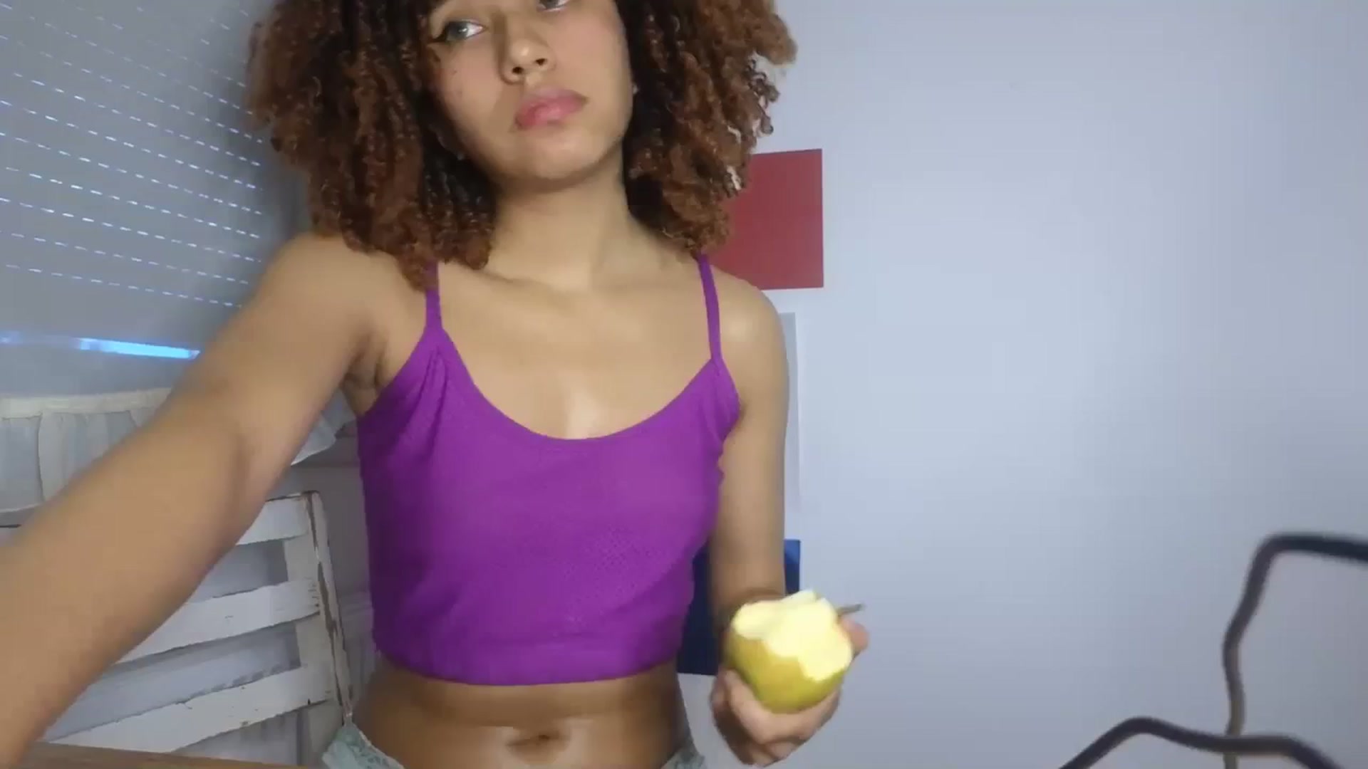 Gallery image thumbnail from Cofewithmilk's myfreecams stream on, 08/03/2023, 19:02 image 1 of 20
