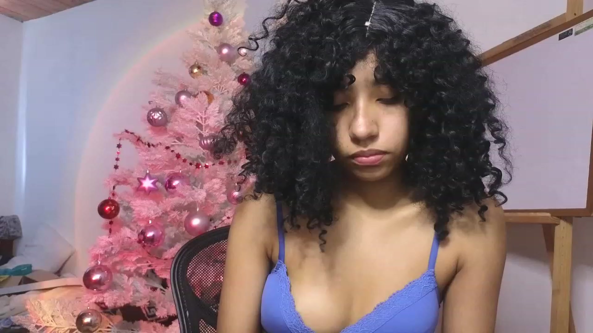 Gallery image thumbnail from Cofewithmilk's myfreecams stream on, 12/21/2023, 16:38 image 3 of 20