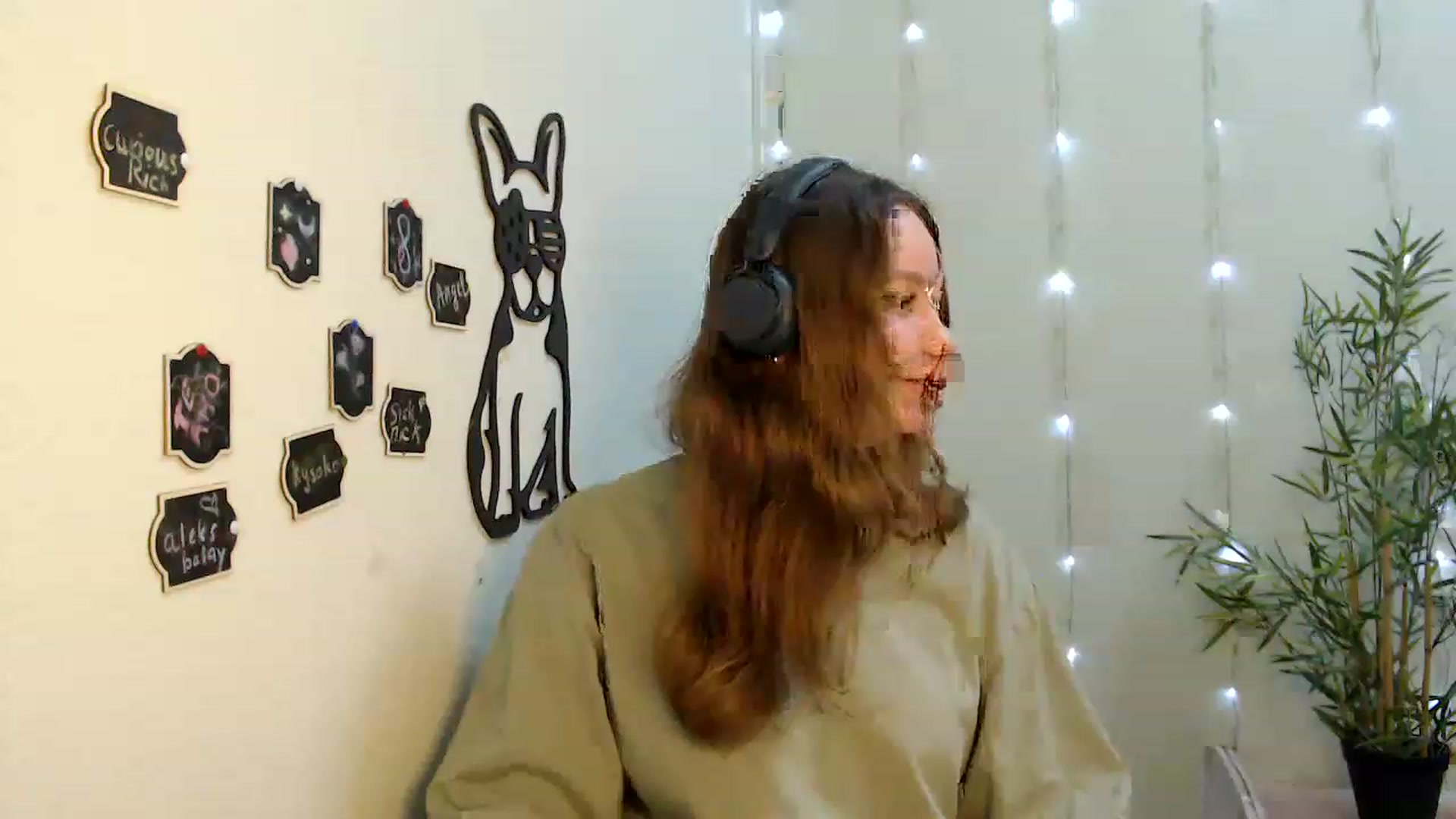Gallery image thumbnail from Cold_Moon's myfreecams stream on, 05/21/2023, 12:24 image 12 of 20