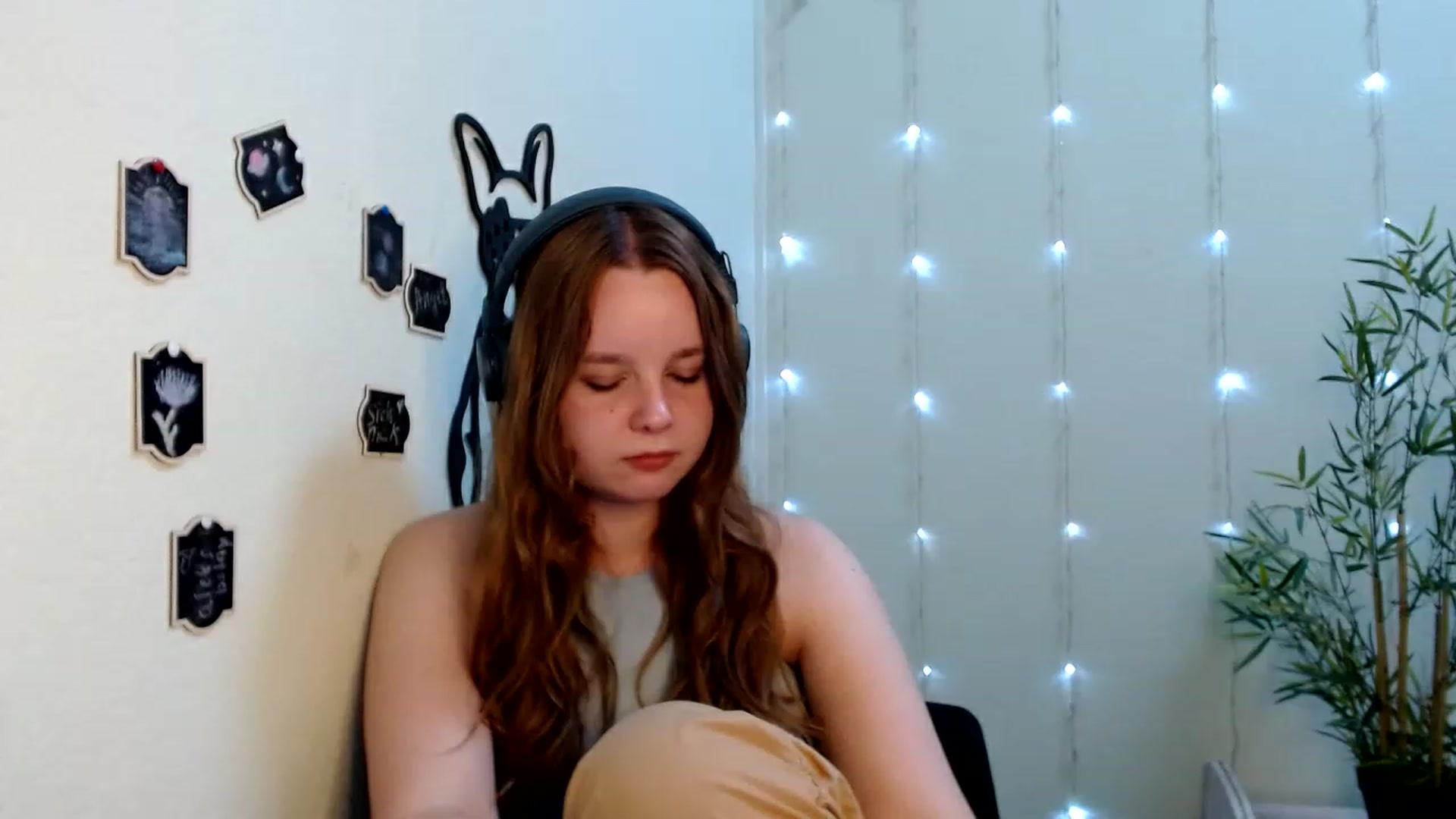 Gallery image thumbnail from Cold_Moon's myfreecams stream on, 06/19/2023, 17:02 image 8 of 20