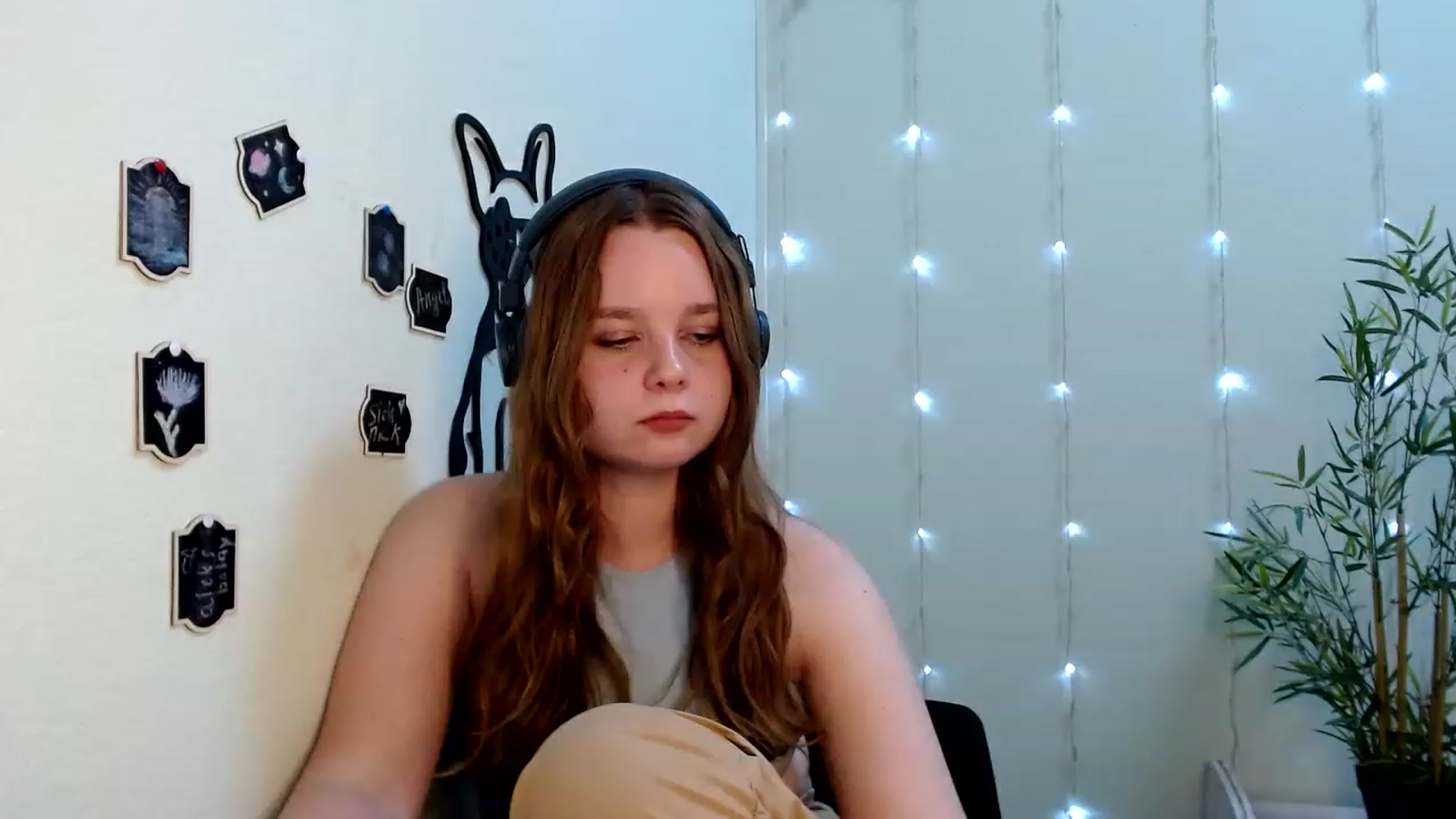 Gallery image thumbnail from Cold_Moon's myfreecams stream on, 06/19/2023, 17:02 image 17 of 20