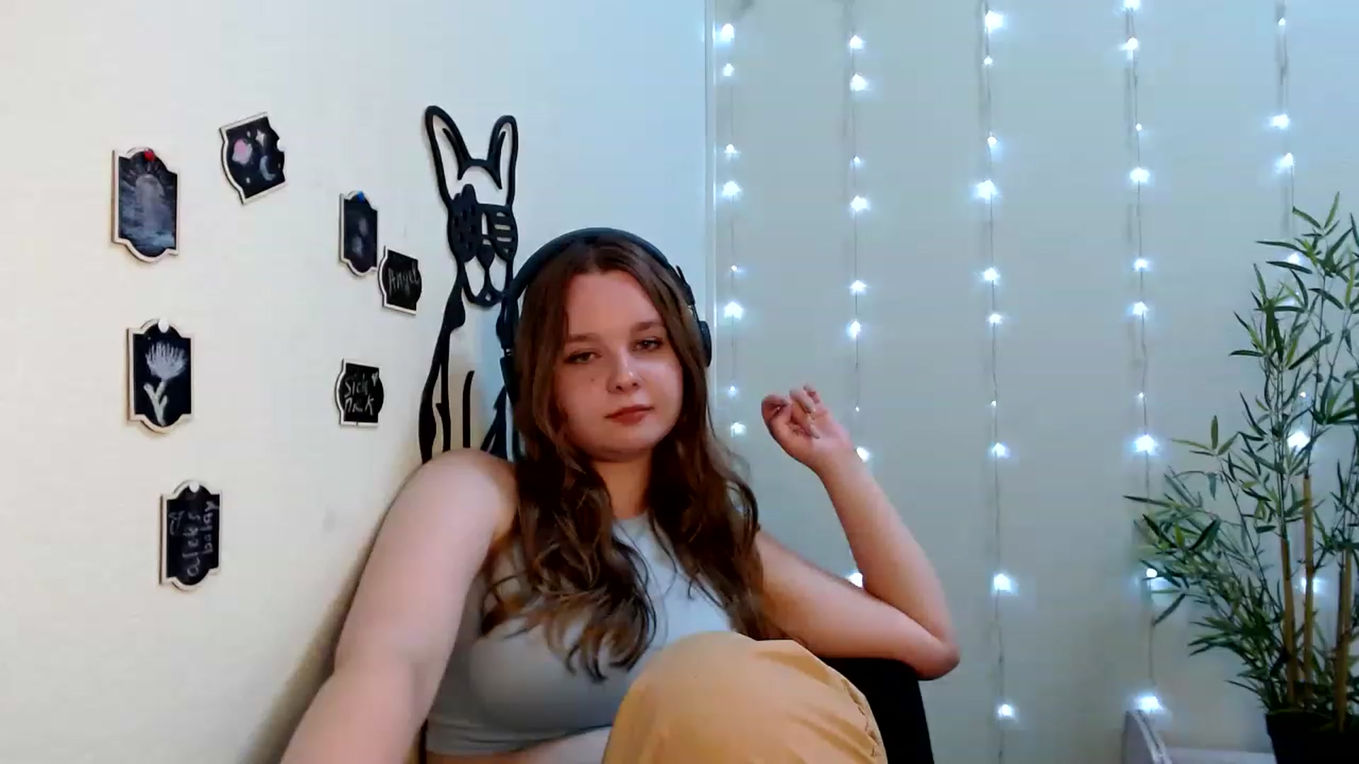 Gallery image thumbnail from Cold_Moon's myfreecams stream on, 06/19/2023, 17:02 image 12 of 20