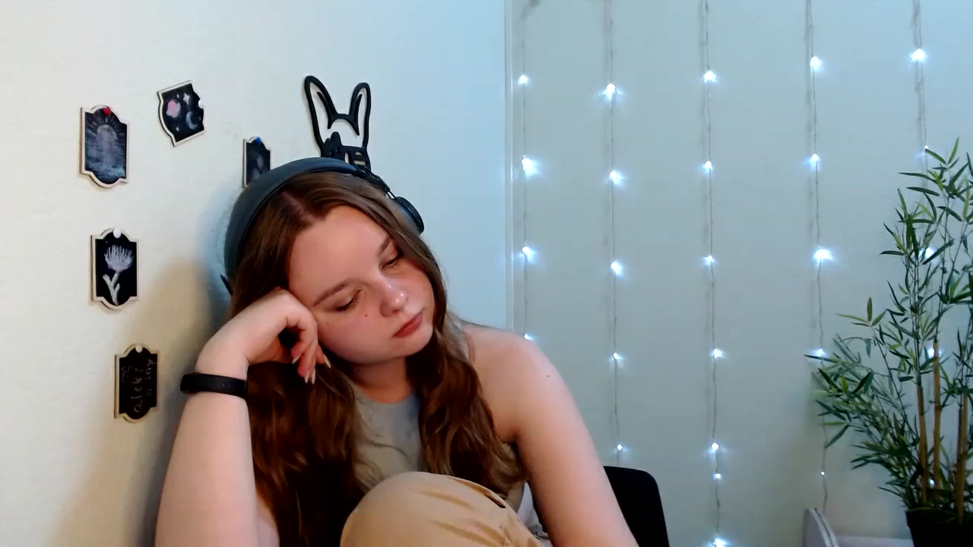 Gallery image thumbnail from Cold_Moon's myfreecams stream on, 06/19/2023, 17:02 image 18 of 20