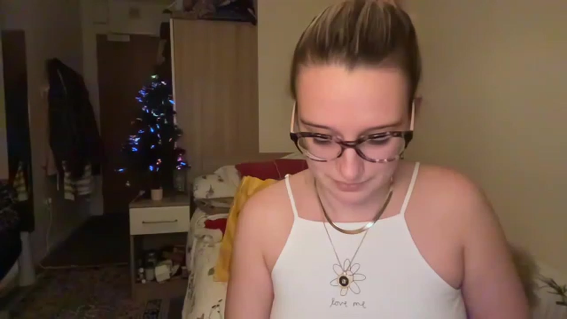Gallery image thumbnail from CollegeRosiee's myfreecams stream on, 12/05/2022, 22:37 image 10 of 20