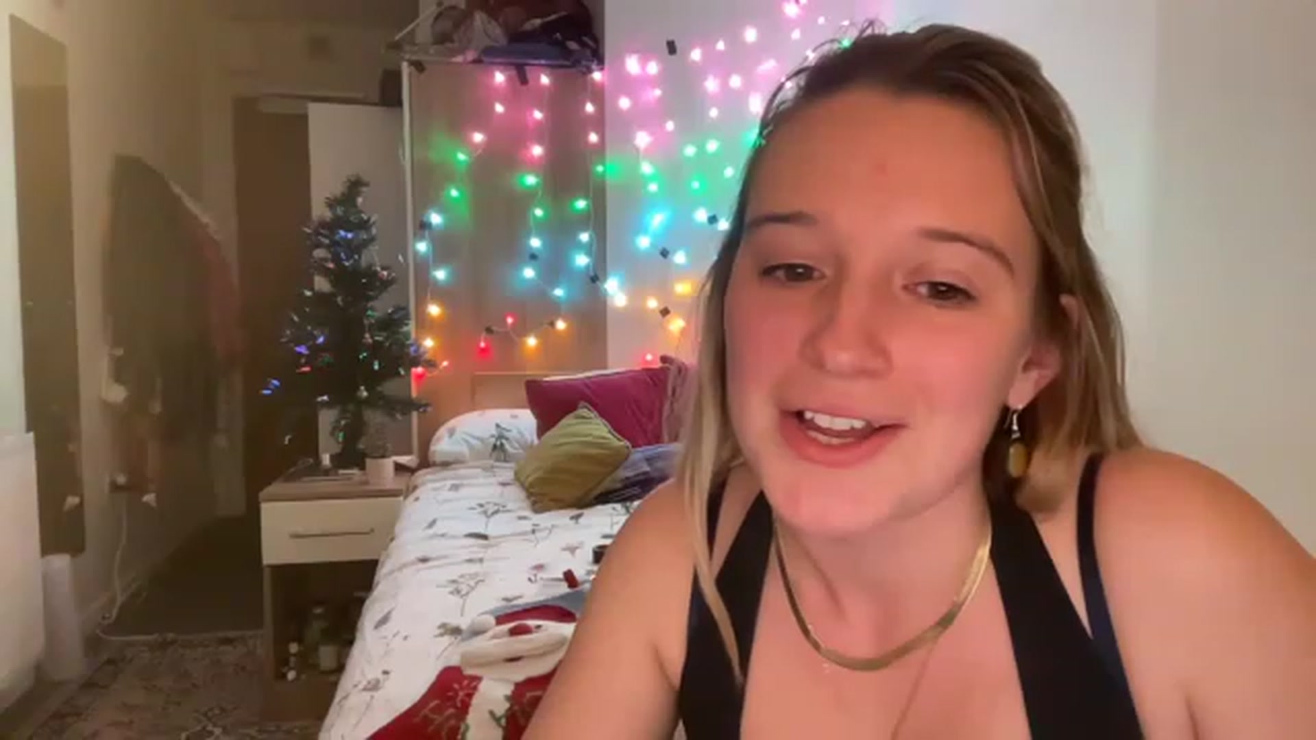 Gallery image thumbnail from CollegeRosiee's myfreecams stream on, 12/09/2022, 01:31 image 11 of 20
