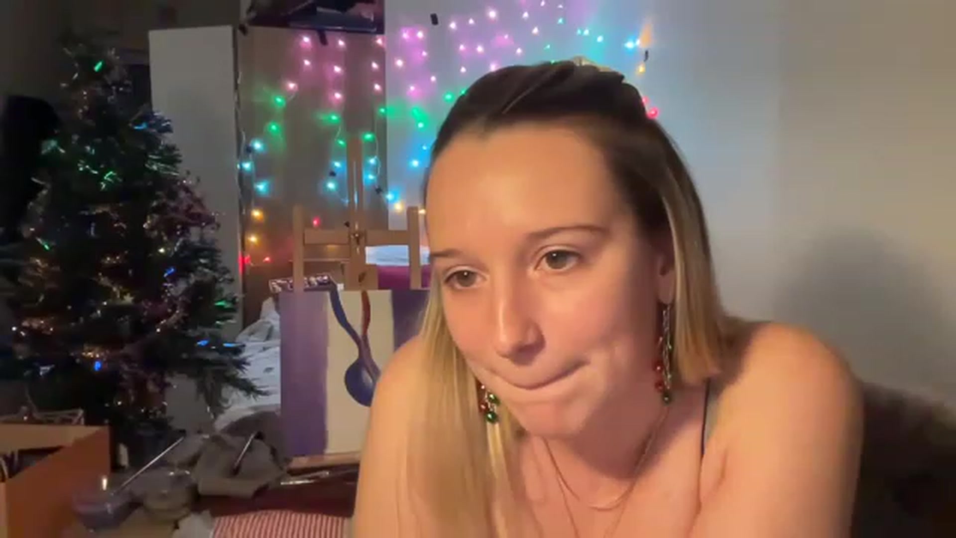 Gallery image thumbnail from CollegeRosiee's myfreecams stream on, 12/17/2022, 02:56 image 10 of 20