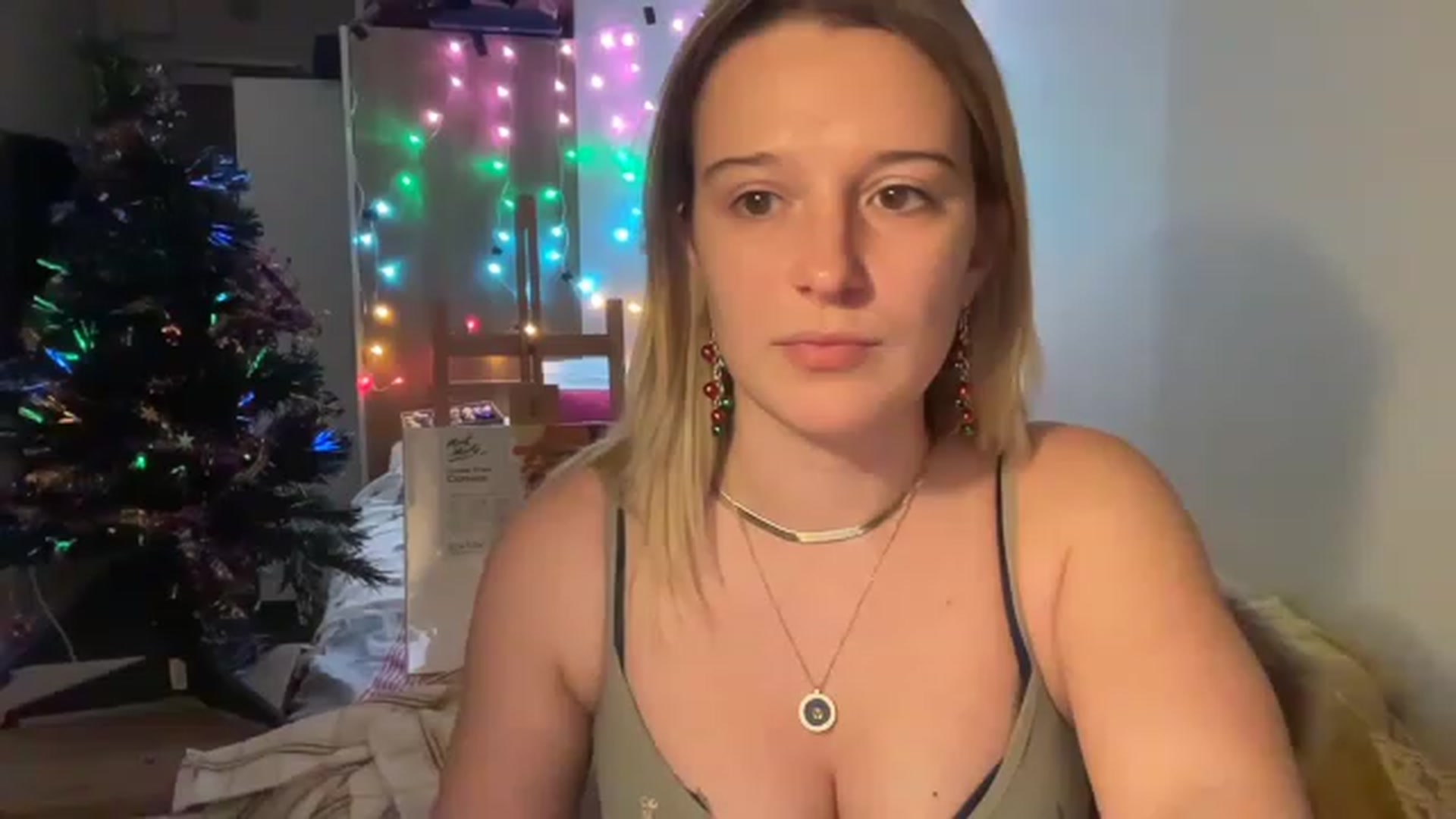 Gallery image thumbnail from CollegeRosiee's myfreecams stream on, 12/17/2022, 02:56 image 1 of 20