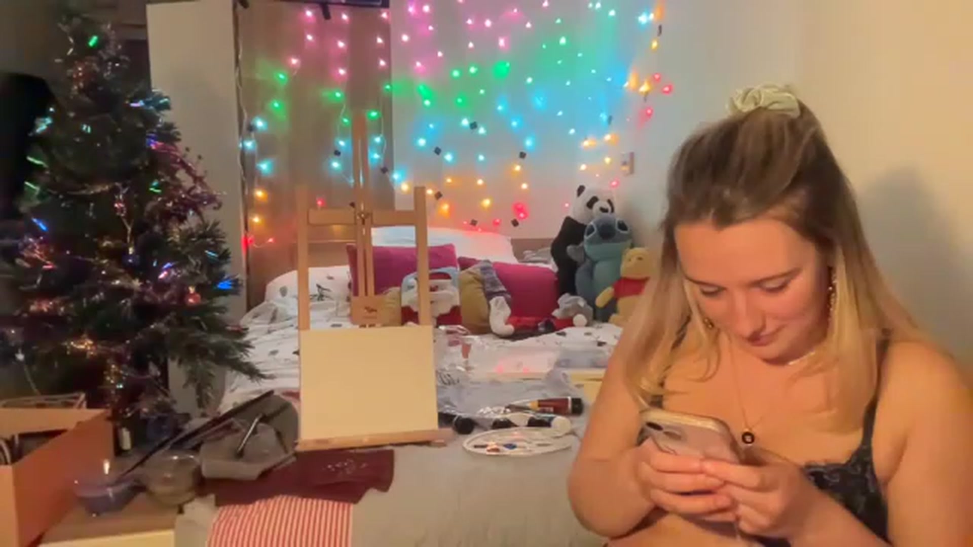Gallery image thumbnail from CollegeRosiee's myfreecams stream on, 12/17/2022, 02:56 image 16 of 20