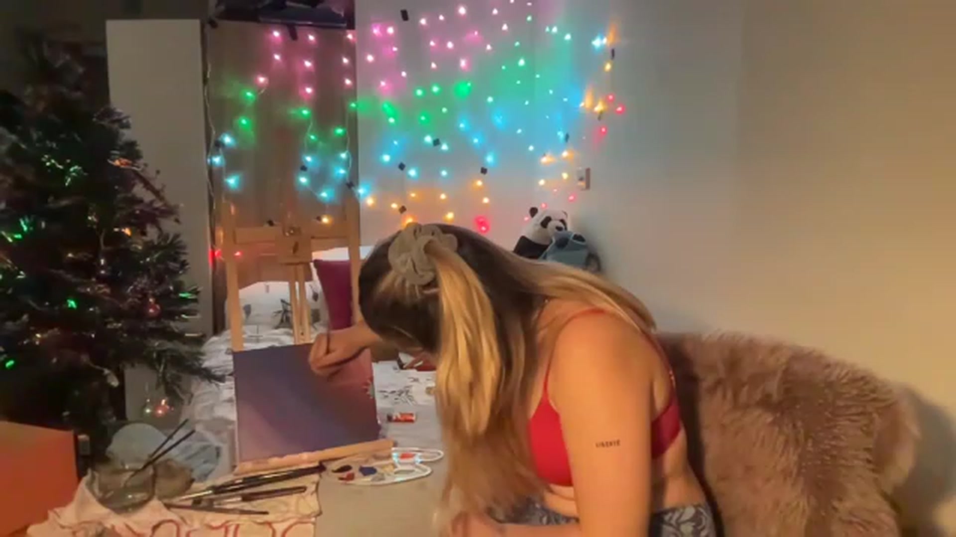 Gallery image thumbnail from CollegeRosiee's myfreecams stream on, 12/17/2022, 23:47 image 8 of 20