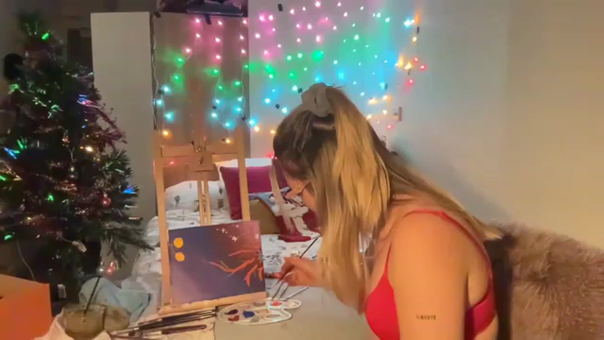 Gallery image thumbnail from CollegeRosiee's myfreecams stream on, 12/18/2022, 24:46 image 4 of 20