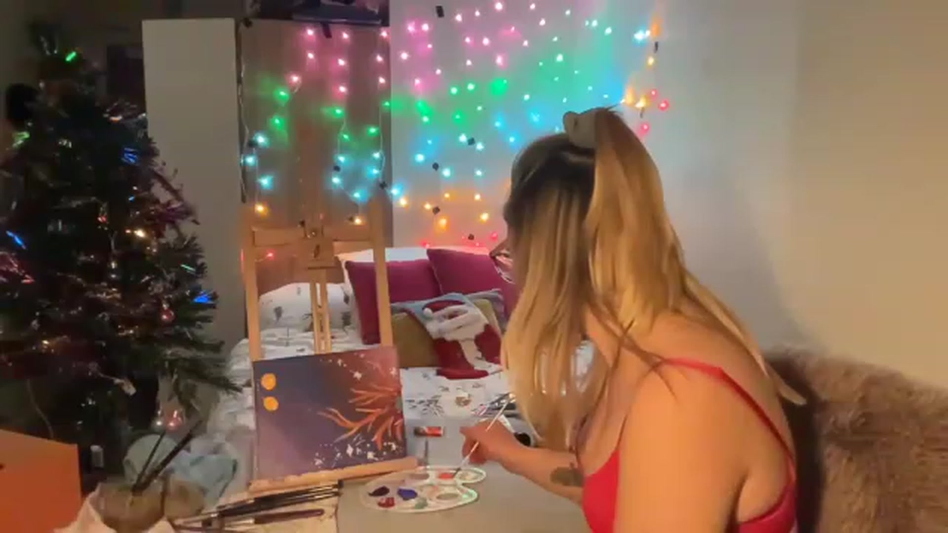 Gallery image thumbnail from CollegeRosiee's myfreecams stream on, 12/18/2022, 24:46 image 11 of 20