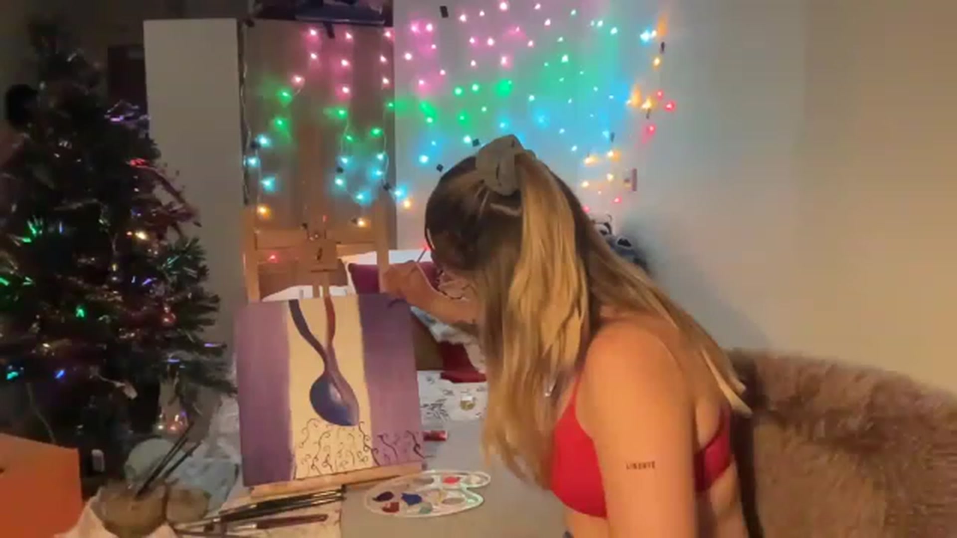 Gallery image thumbnail from CollegeRosiee's myfreecams stream on, 12/18/2022, 24:46 image 12 of 20