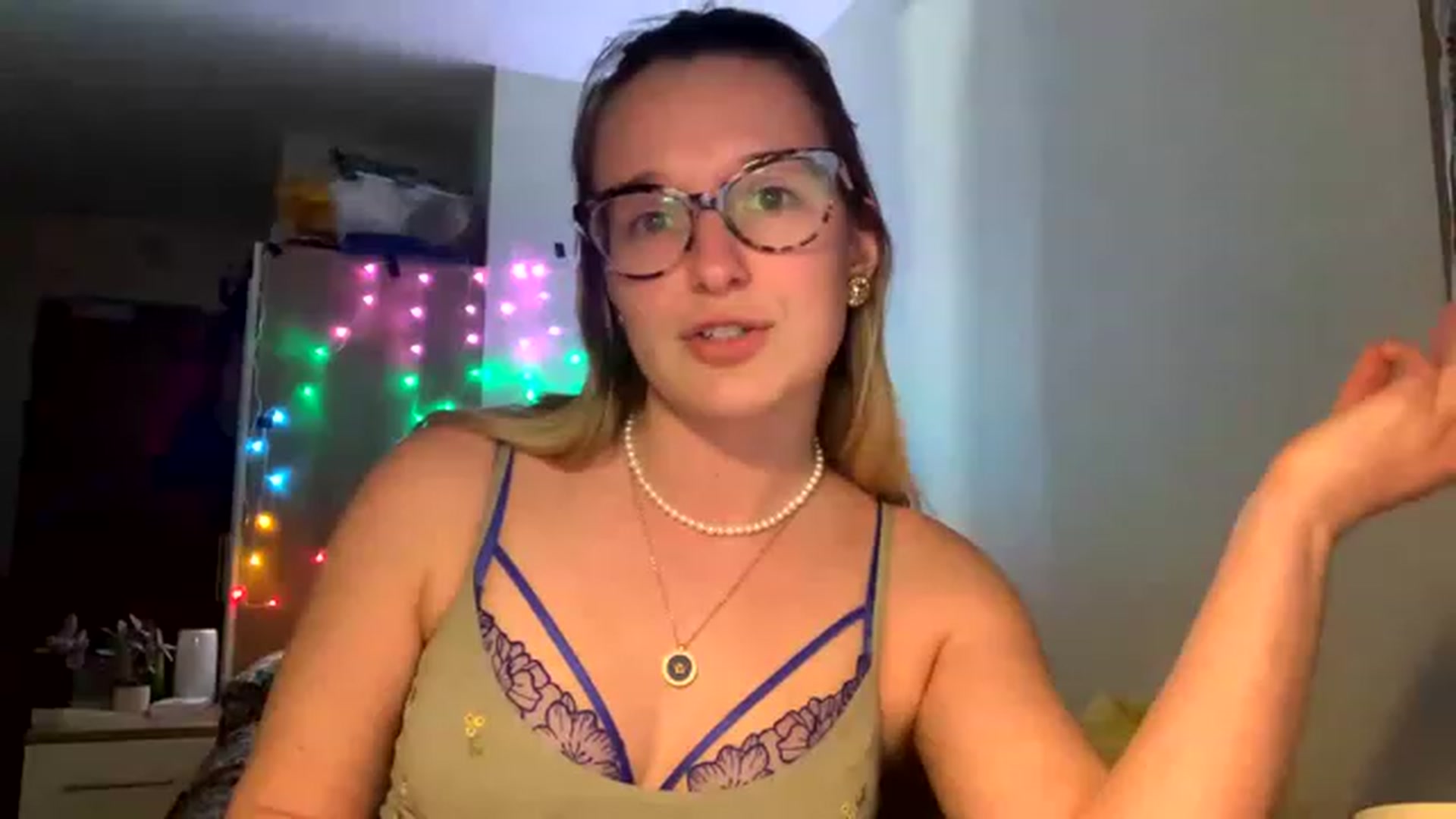 Gallery image thumbnail from CollegeRosiee's myfreecams stream on, 02/01/2023, 21:06 image 8 of 20