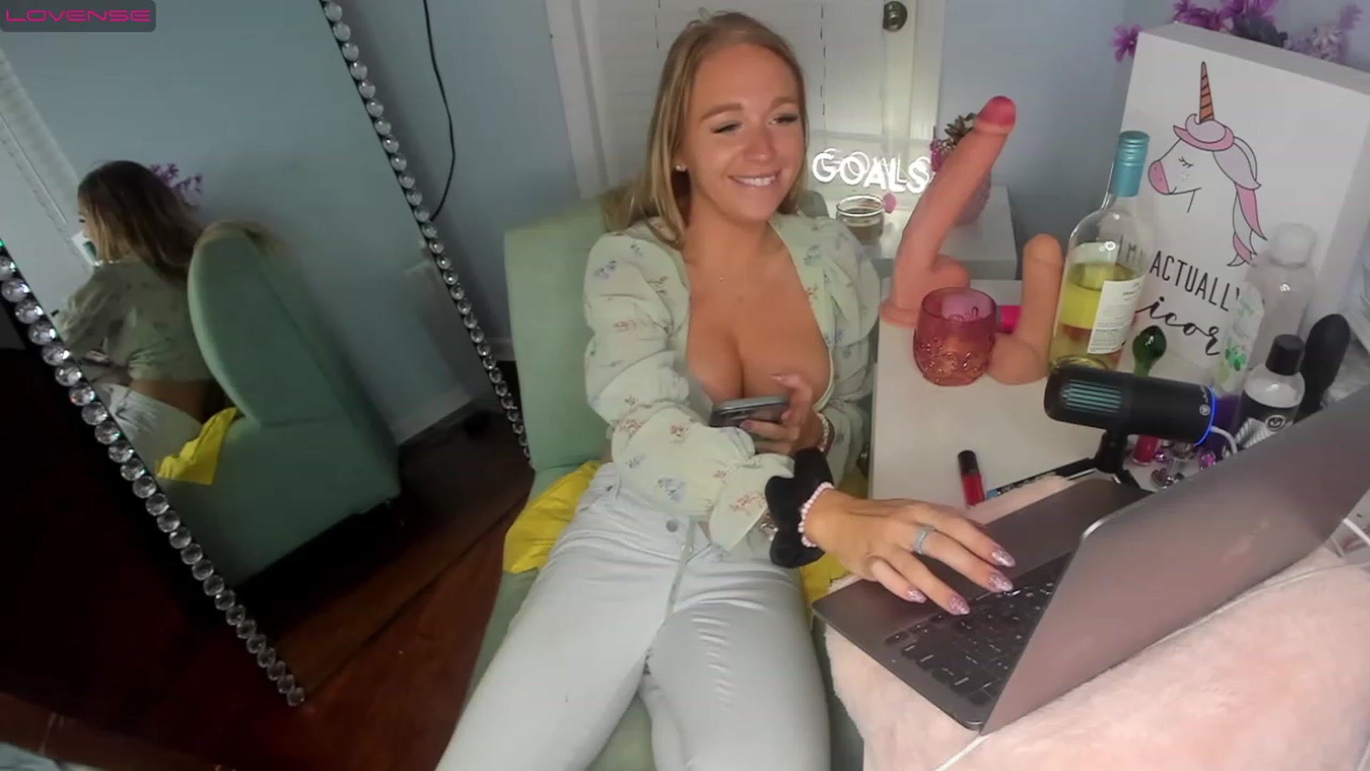 Gallery image thumbnail from Comewithlexi's myfreecams stream on, 11/25/2022, 24:06 image 17 of 20