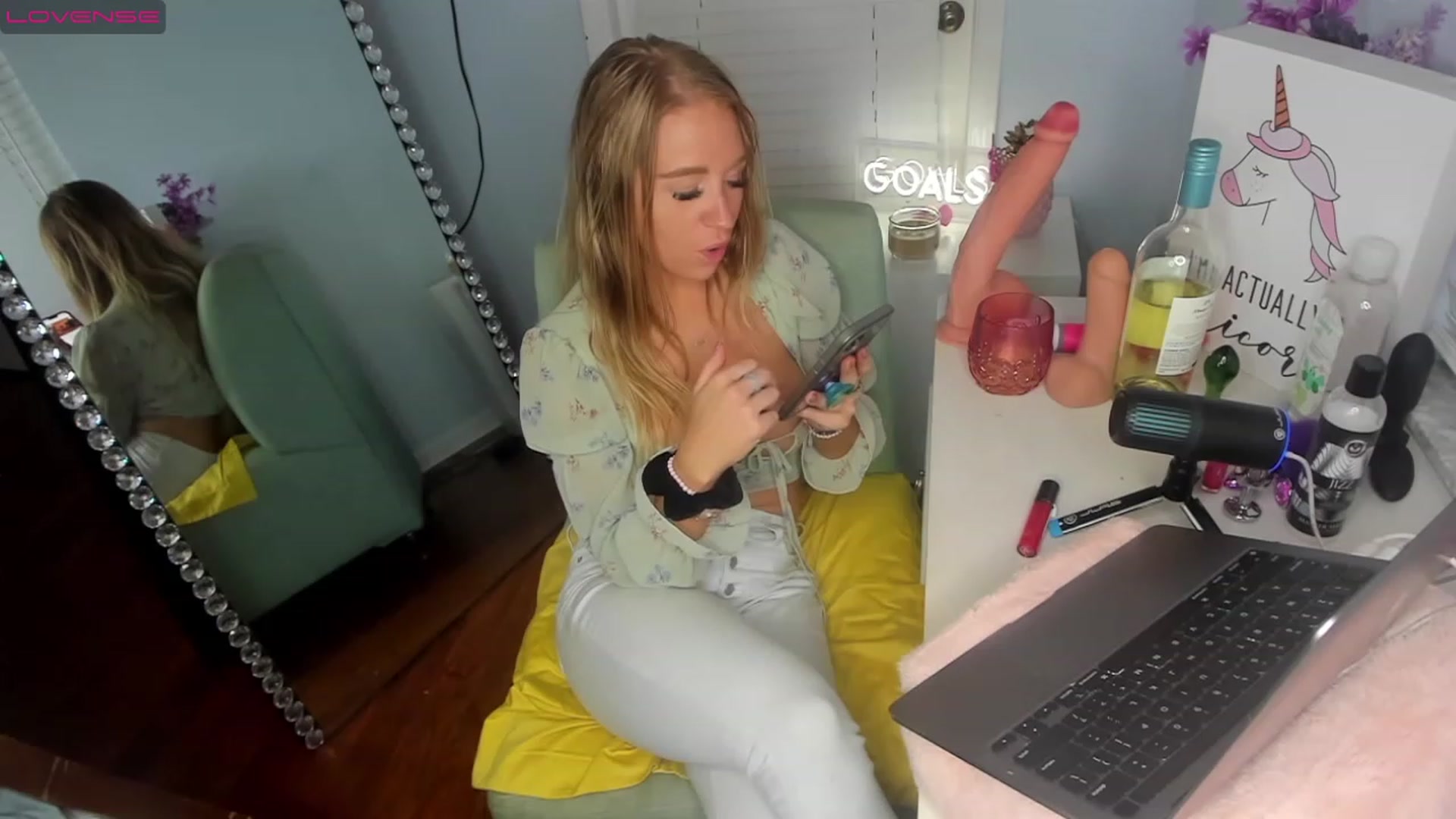 Gallery image thumbnail from Comewithlexi's myfreecams stream on, 11/25/2022, 24:06 image 13 of 20