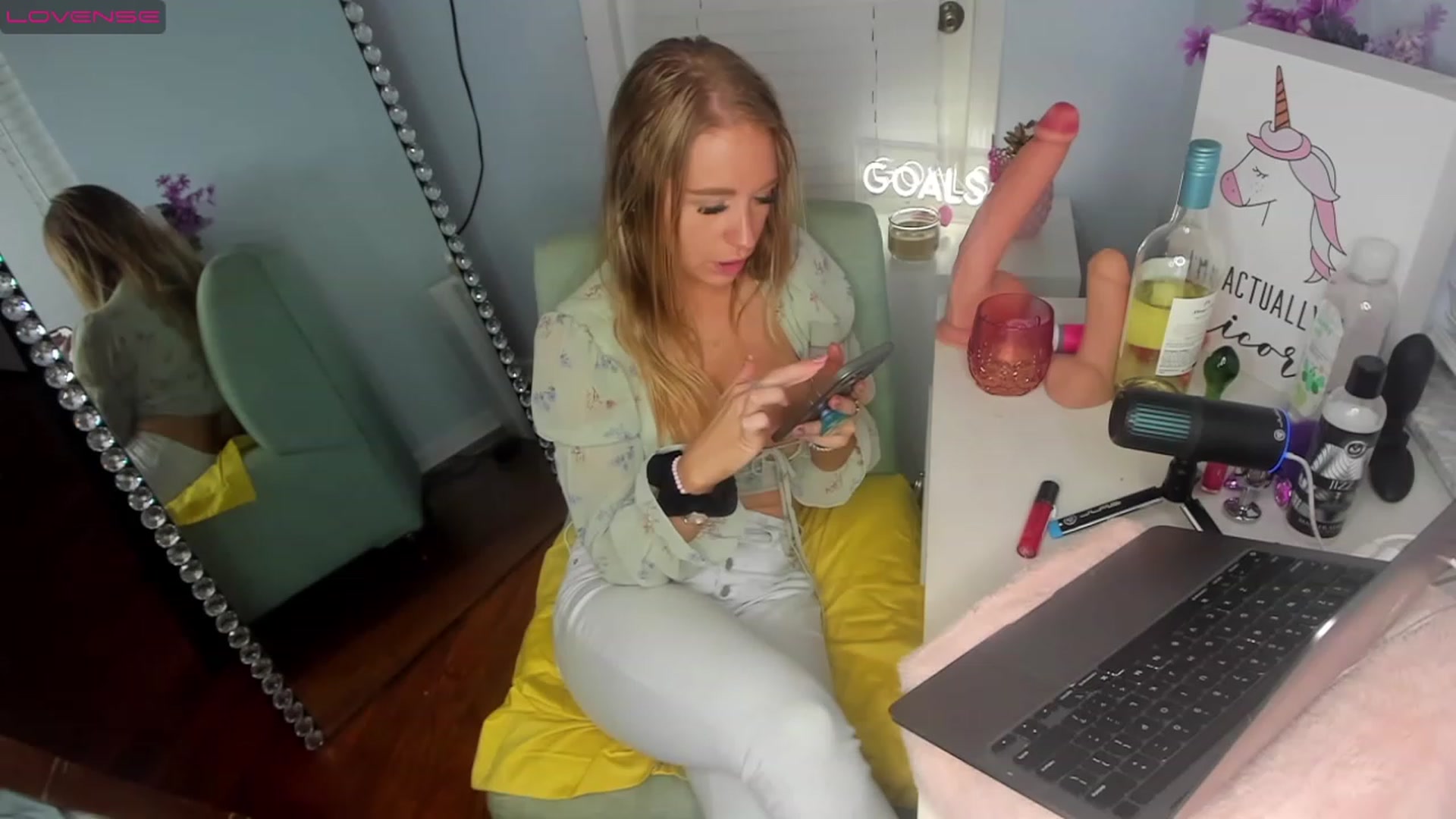 Gallery image thumbnail from Comewithlexi's myfreecams stream on, 11/25/2022, 24:36 image 6 of 20