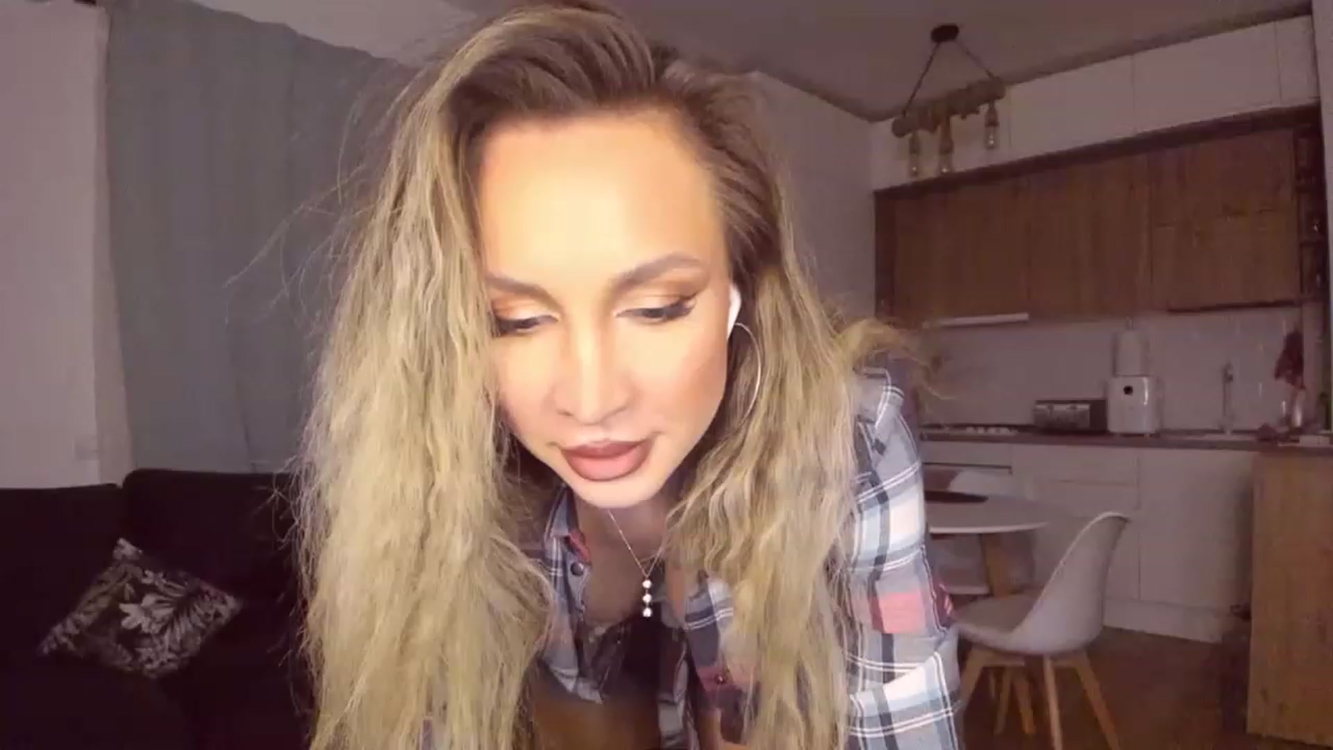 Gallery image thumbnail from CoolElissa's myfreecams stream on, 11/24/2022, 03:55 image 16 of 20