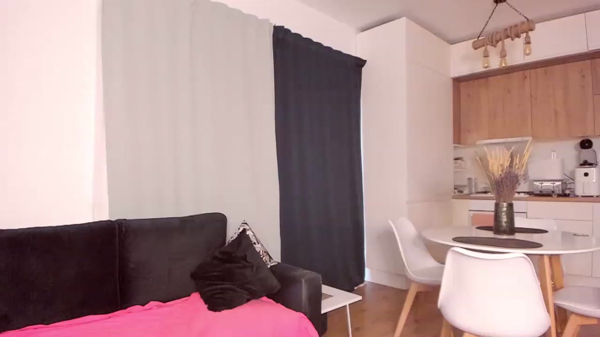 Gallery image thumbnail from CoolElissa's myfreecams stream on, 12/04/2022, 07:48 image 5 of 20