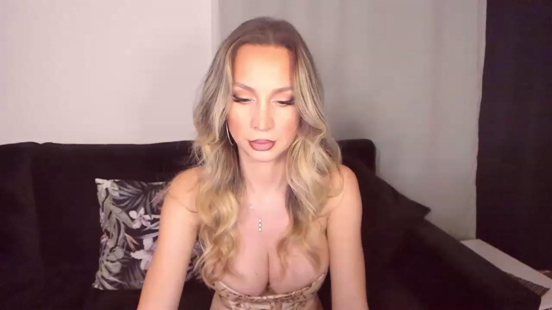 Gallery image thumbnail from CoolElissa's myfreecams stream on, 12/05/2022, 05:19 image 2 of 20