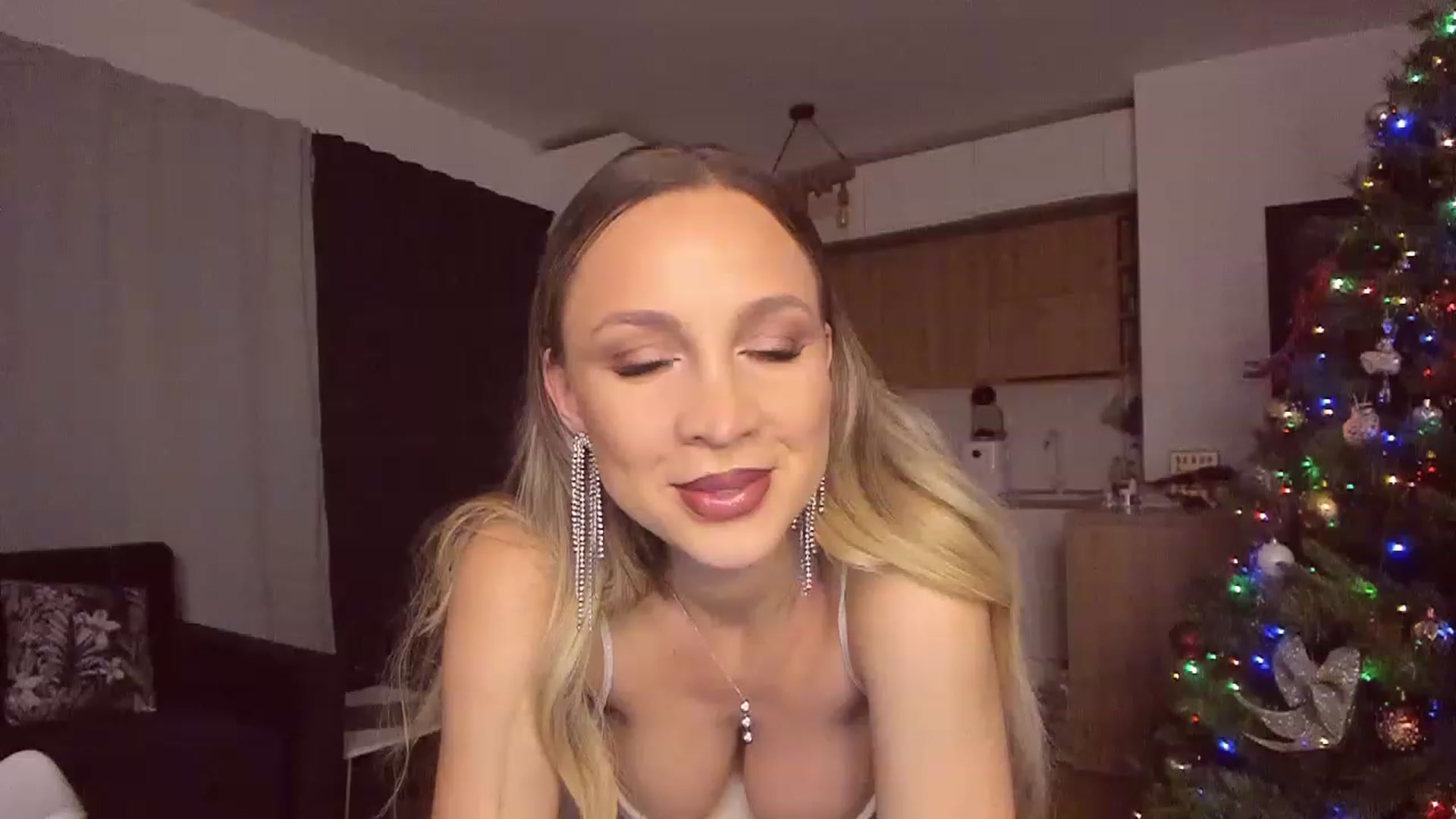 Gallery image thumbnail from CoolElissa's myfreecams stream on, 12/07/2022, 03:45 image 5 of 20
