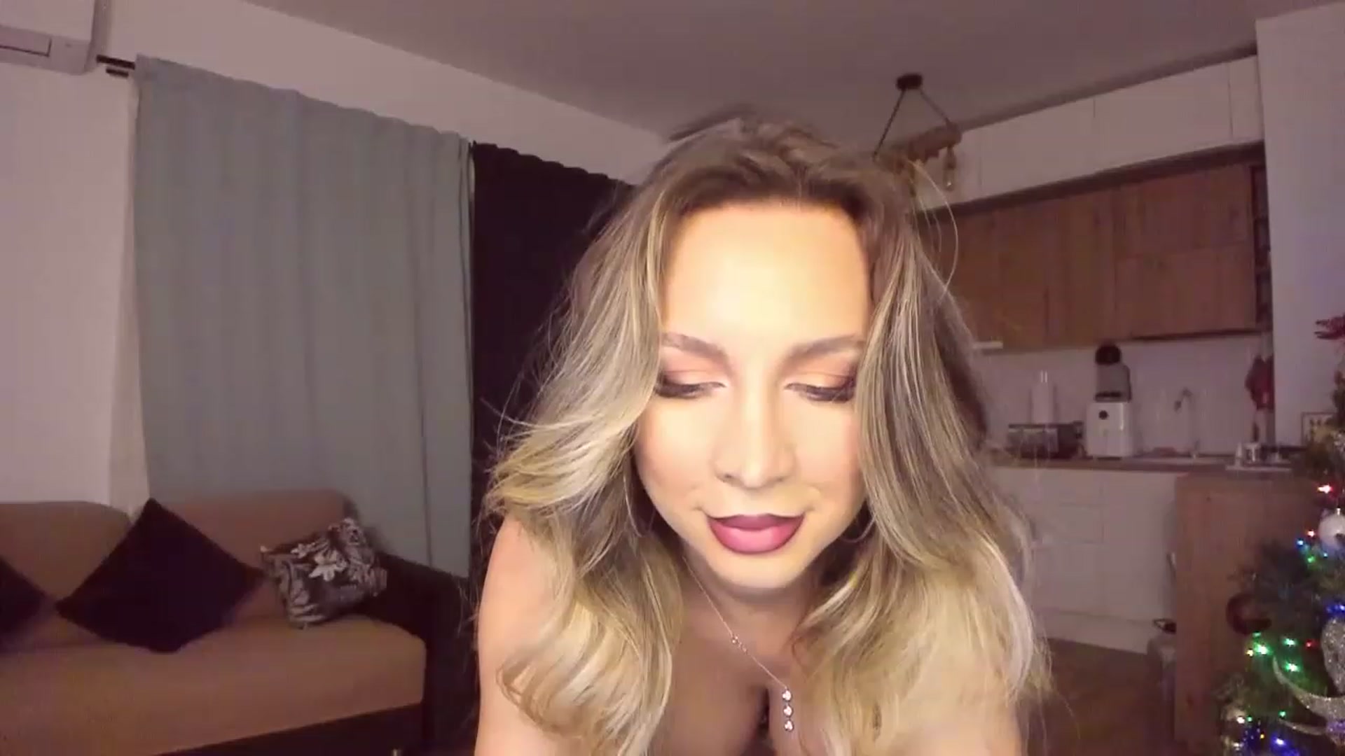 Gallery image thumbnail from CoolElissa's myfreecams stream on, 12/12/2022, 03:42 image 19 of 20